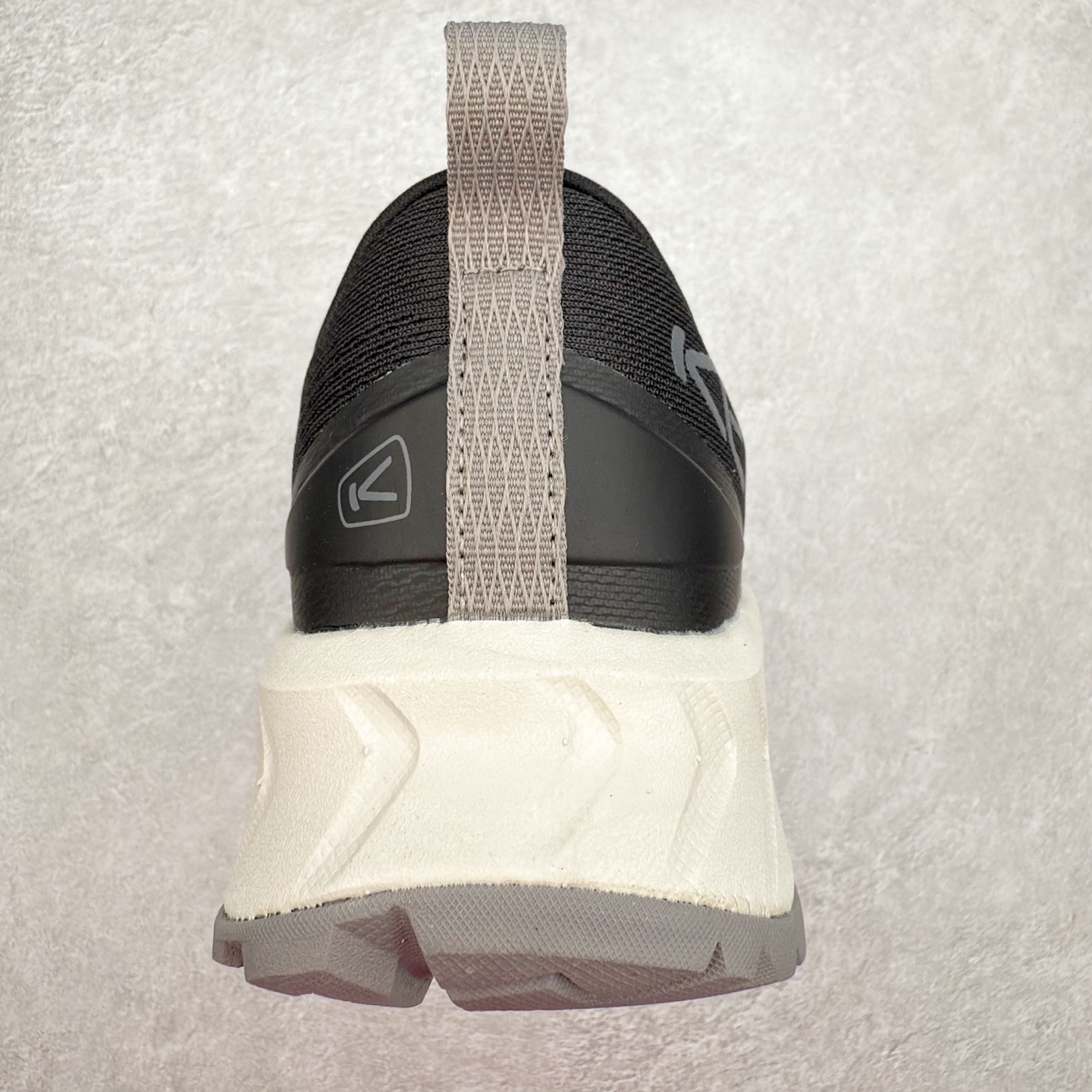 图片[8]-KEEN VERSACORE SPEED 科恩圆头耐磨透气低帮户外舒适登山徒步鞋 KEEN诞生于2003年的美国人气户外品牌，以一双“保护脚趾”且能涉足水域的户外凉鞋NEWPORT诞生为契机，开启原创制鞋之路。KEEN相信，天空之下即是户外，因为户外不一定是极具挑战性的独自冒险，也可以是与朋友、家人和宠物一同分享外面的世界。同时，KEEN从诞生之初便始终贯彻环保制鞋的理念，不断创造出优秀的原创奇履。脚踏实地，致力向善。我们想和世界产生更多交集为世界减少更多负担，和你趣户外、趣做自己、趣环保让地球和生活都变得更美好。尺码：36 36.5 37.5 38 38.5 39 40 40.5 41 42 42.5 43 44 44.5 45-选品中心