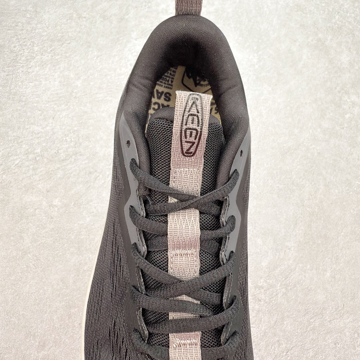 图片[5]-KEEN VERSACORE SPEED 科恩圆头耐磨透气低帮户外舒适登山徒步鞋 KEEN诞生于2003年的美国人气户外品牌，以一双“保护脚趾”且能涉足水域的户外凉鞋NEWPORT诞生为契机，开启原创制鞋之路。KEEN相信，天空之下即是户外，因为户外不一定是极具挑战性的独自冒险，也可以是与朋友、家人和宠物一同分享外面的世界。同时，KEEN从诞生之初便始终贯彻环保制鞋的理念，不断创造出优秀的原创奇履。脚踏实地，致力向善。我们想和世界产生更多交集为世界减少更多负担，和你趣户外、趣做自己、趣环保让地球和生活都变得更美好。尺码：36 36.5 37.5 38 38.5 39 40 40.5 41 42 42.5 43 44 44.5 45-选品中心