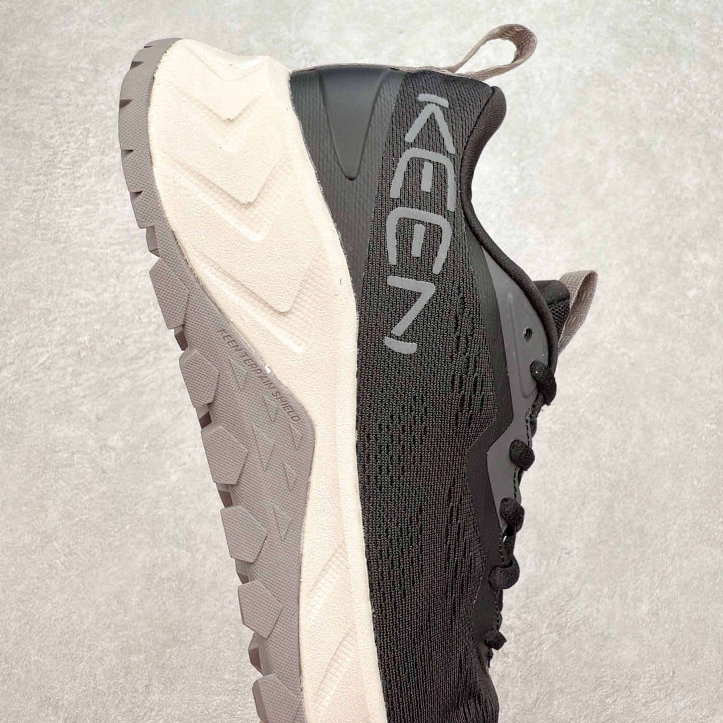 图片[6]-KEEN VERSACORE SPEED 科恩圆头耐磨透气低帮户外舒适登山徒步鞋 KEEN诞生于2003年的美国人气户外品牌，以一双“保护脚趾”且能涉足水域的户外凉鞋NEWPORT诞生为契机，开启原创制鞋之路。KEEN相信，天空之下即是户外，因为户外不一定是极具挑战性的独自冒险，也可以是与朋友、家人和宠物一同分享外面的世界。同时，KEEN从诞生之初便始终贯彻环保制鞋的理念，不断创造出优秀的原创奇履。脚踏实地，致力向善。我们想和世界产生更多交集为世界减少更多负担，和你趣户外、趣做自己、趣环保让地球和生活都变得更美好。尺码：36 36.5 37.5 38 38.5 39 40 40.5 41 42 42.5 43 44 44.5 45-选品中心