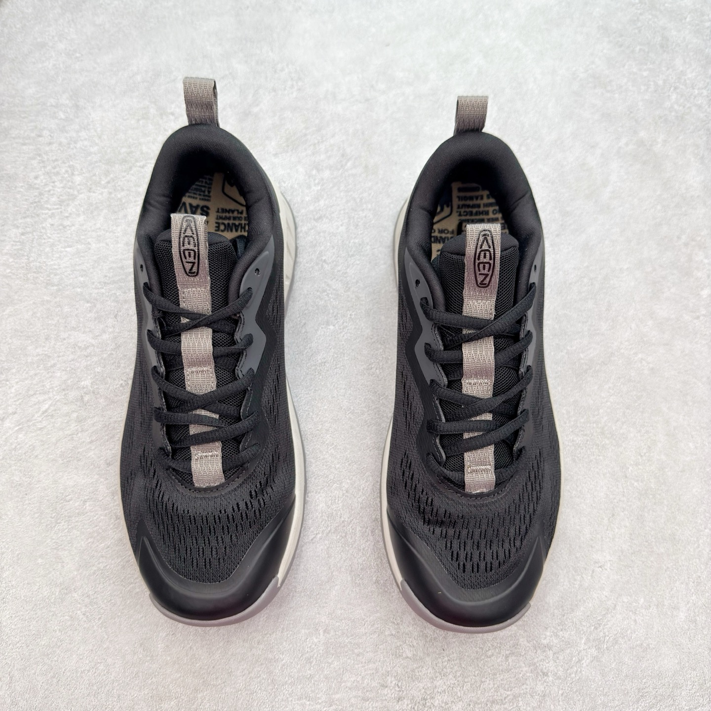 图片[2]-KEEN VERSACORE SPEED 科恩圆头耐磨透气低帮户外舒适登山徒步鞋 KEEN诞生于2003年的美国人气户外品牌，以一双“保护脚趾”且能涉足水域的户外凉鞋NEWPORT诞生为契机，开启原创制鞋之路。KEEN相信，天空之下即是户外，因为户外不一定是极具挑战性的独自冒险，也可以是与朋友、家人和宠物一同分享外面的世界。同时，KEEN从诞生之初便始终贯彻环保制鞋的理念，不断创造出优秀的原创奇履。脚踏实地，致力向善。我们想和世界产生更多交集为世界减少更多负担，和你趣户外、趣做自己、趣环保让地球和生活都变得更美好。尺码：36 36.5 37.5 38 38.5 39 40 40.5 41 42 42.5 43 44 44.5 45-选品中心