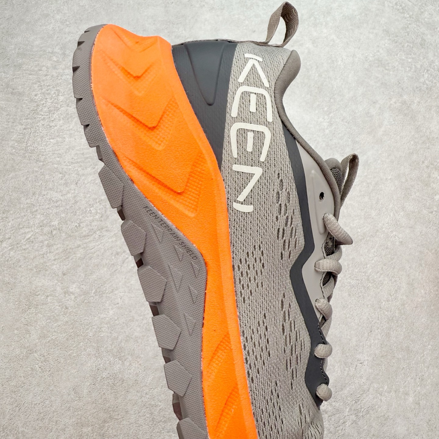 图片[6]-KEEN VERSACORE SPEED 科恩圆头耐磨透气低帮户外舒适登山徒步鞋 KEEN诞生于2003年的美国人气户外品牌，以一双“保护脚趾”且能涉足水域的户外凉鞋NEWPORT诞生为契机，开启原创制鞋之路。KEEN相信，天空之下即是户外，因为户外不一定是极具挑战性的独自冒险，也可以是与朋友、家人和宠物一同分享外面的世界。同时，KEEN从诞生之初便始终贯彻环保制鞋的理念，不断创造出优秀的原创奇履。脚踏实地，致力向善。我们想和世界产生更多交集为世界减少更多负担，和你趣户外、趣做自己、趣环保让地球和生活都变得更美好。尺码：36 36.5 37.5 38 38.5 39 40 40.5 41 42 42.5 43 44 44.5 45-选品中心