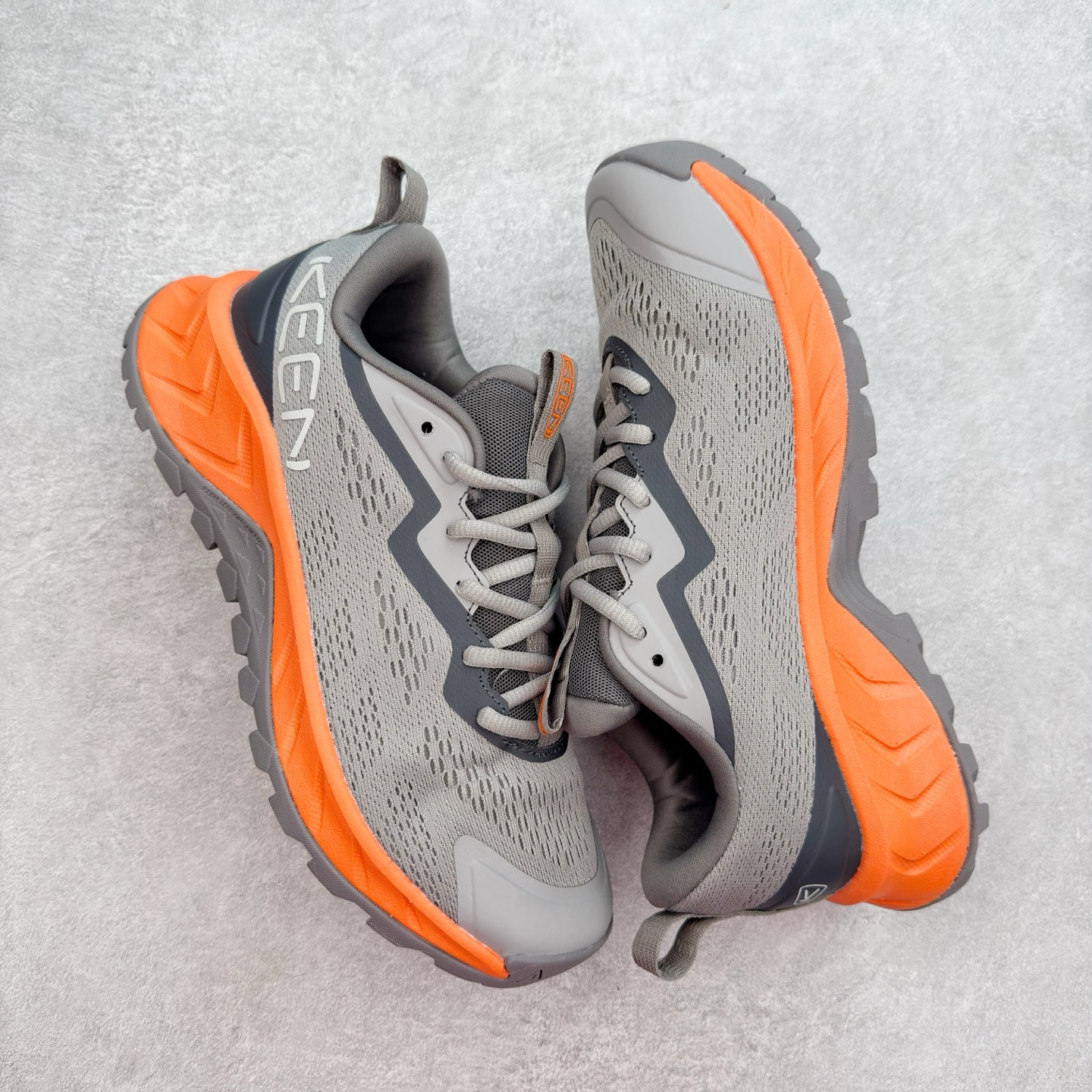 图片[3]-KEEN VERSACORE SPEED 科恩圆头耐磨透气低帮户外舒适登山徒步鞋 KEEN诞生于2003年的美国人气户外品牌，以一双“保护脚趾”且能涉足水域的户外凉鞋NEWPORT诞生为契机，开启原创制鞋之路。KEEN相信，天空之下即是户外，因为户外不一定是极具挑战性的独自冒险，也可以是与朋友、家人和宠物一同分享外面的世界。同时，KEEN从诞生之初便始终贯彻环保制鞋的理念，不断创造出优秀的原创奇履。脚踏实地，致力向善。我们想和世界产生更多交集为世界减少更多负担，和你趣户外、趣做自己、趣环保让地球和生活都变得更美好。尺码：36 36.5 37.5 38 38.5 39 40 40.5 41 42 42.5 43 44 44.5 45-选品中心