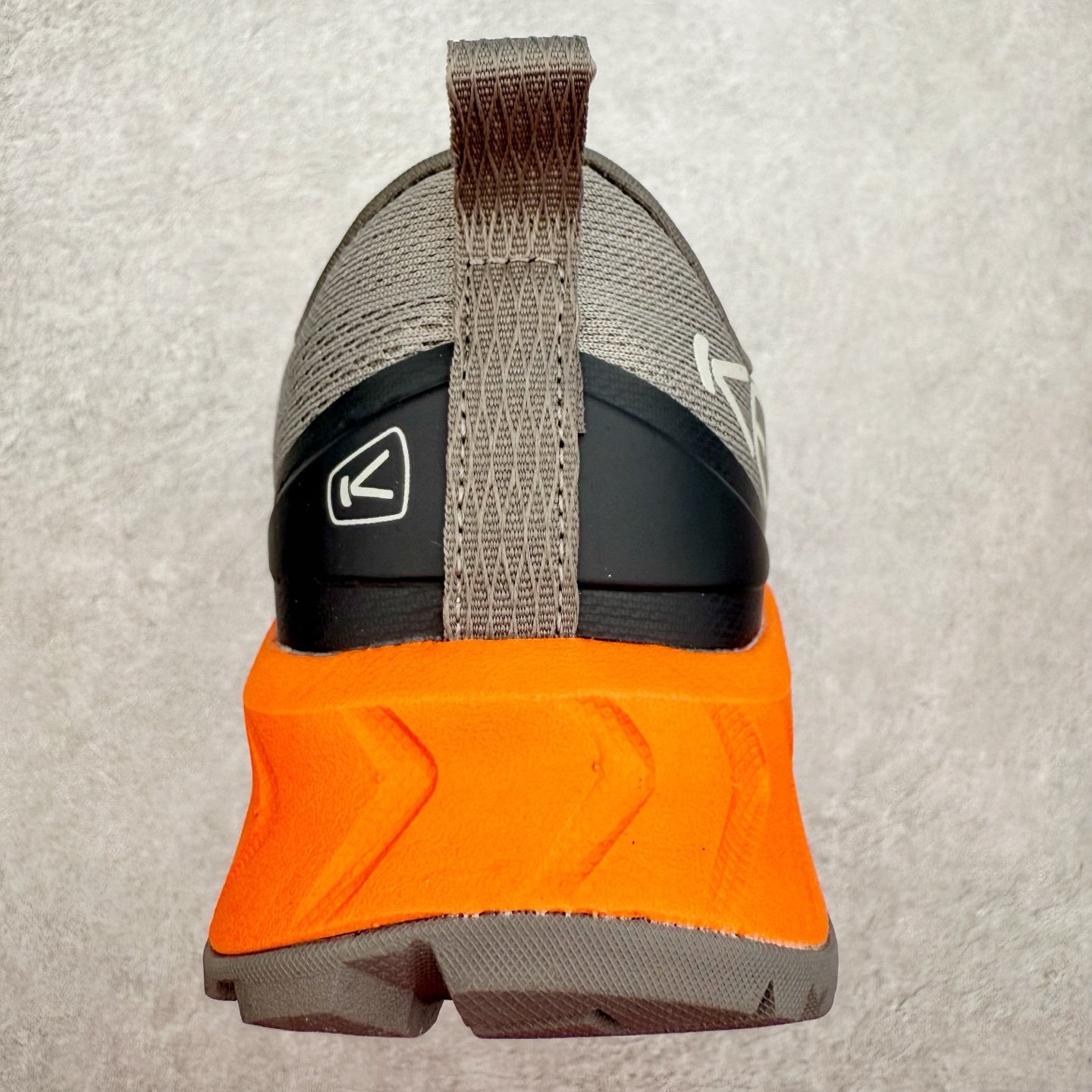 图片[8]-KEEN VERSACORE SPEED 科恩圆头耐磨透气低帮户外舒适登山徒步鞋 KEEN诞生于2003年的美国人气户外品牌，以一双“保护脚趾”且能涉足水域的户外凉鞋NEWPORT诞生为契机，开启原创制鞋之路。KEEN相信，天空之下即是户外，因为户外不一定是极具挑战性的独自冒险，也可以是与朋友、家人和宠物一同分享外面的世界。同时，KEEN从诞生之初便始终贯彻环保制鞋的理念，不断创造出优秀的原创奇履。脚踏实地，致力向善。我们想和世界产生更多交集为世界减少更多负担，和你趣户外、趣做自己、趣环保让地球和生活都变得更美好。尺码：36 36.5 37.5 38 38.5 39 40 40.5 41 42 42.5 43 44 44.5 45-选品中心