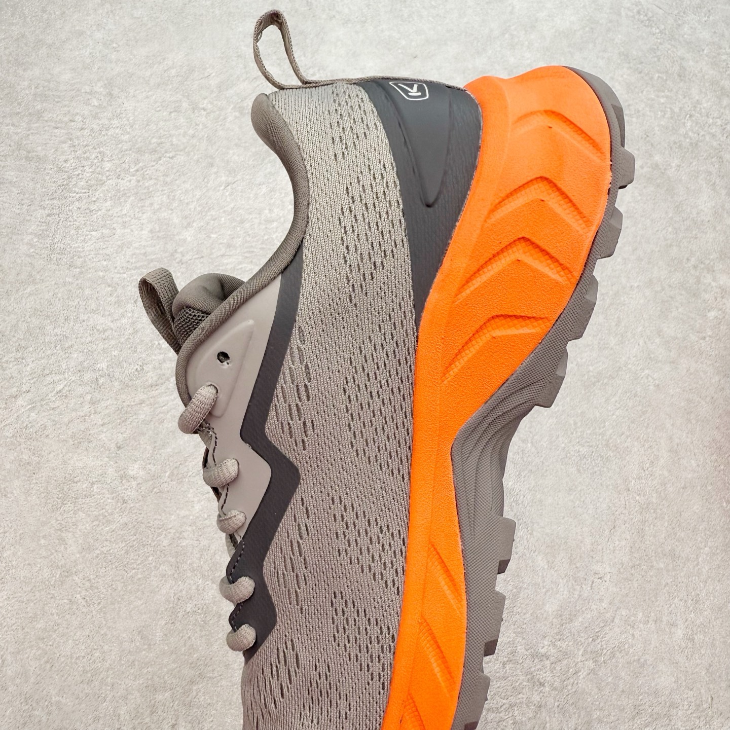 图片[7]-KEEN VERSACORE SPEED 科恩圆头耐磨透气低帮户外舒适登山徒步鞋 KEEN诞生于2003年的美国人气户外品牌，以一双“保护脚趾”且能涉足水域的户外凉鞋NEWPORT诞生为契机，开启原创制鞋之路。KEEN相信，天空之下即是户外，因为户外不一定是极具挑战性的独自冒险，也可以是与朋友、家人和宠物一同分享外面的世界。同时，KEEN从诞生之初便始终贯彻环保制鞋的理念，不断创造出优秀的原创奇履。脚踏实地，致力向善。我们想和世界产生更多交集为世界减少更多负担，和你趣户外、趣做自己、趣环保让地球和生活都变得更美好。尺码：36 36.5 37.5 38 38.5 39 40 40.5 41 42 42.5 43 44 44.5 45-选品中心