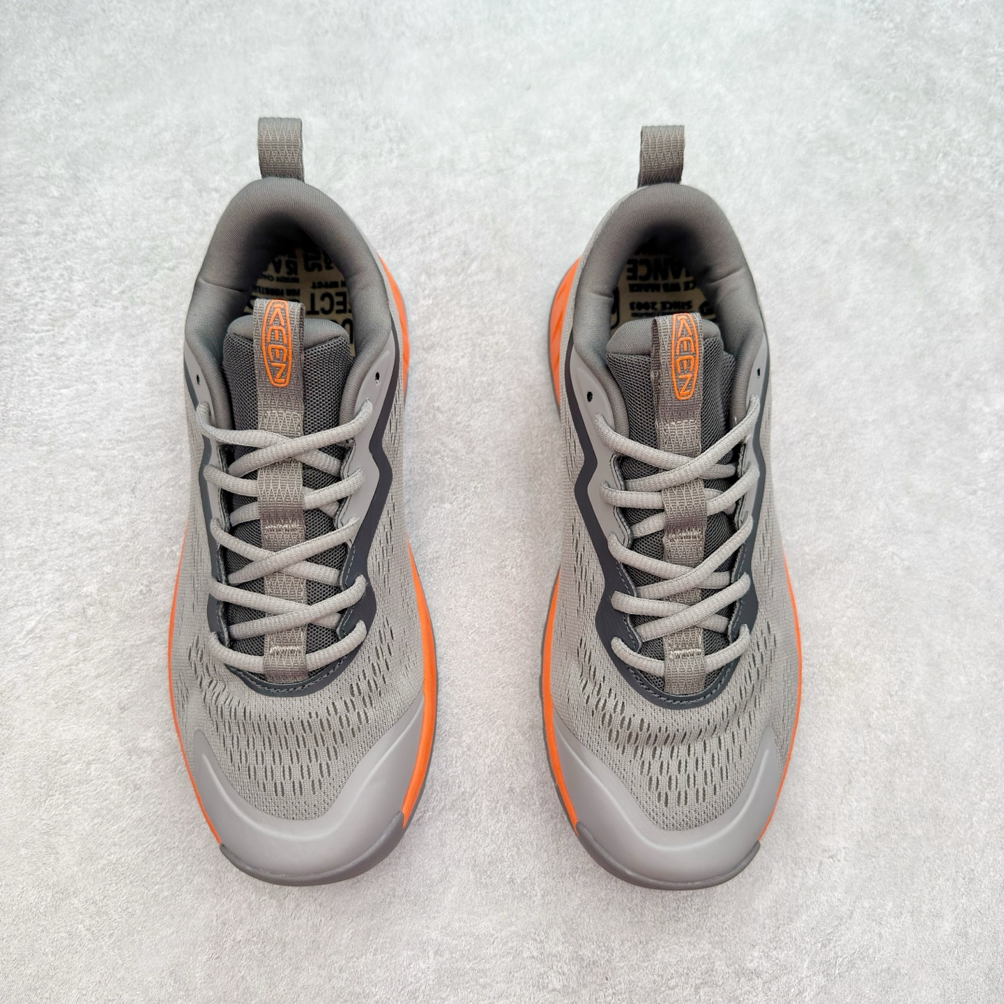 图片[2]-KEEN VERSACORE SPEED 科恩圆头耐磨透气低帮户外舒适登山徒步鞋 KEEN诞生于2003年的美国人气户外品牌，以一双“保护脚趾”且能涉足水域的户外凉鞋NEWPORT诞生为契机，开启原创制鞋之路。KEEN相信，天空之下即是户外，因为户外不一定是极具挑战性的独自冒险，也可以是与朋友、家人和宠物一同分享外面的世界。同时，KEEN从诞生之初便始终贯彻环保制鞋的理念，不断创造出优秀的原创奇履。脚踏实地，致力向善。我们想和世界产生更多交集为世界减少更多负担，和你趣户外、趣做自己、趣环保让地球和生活都变得更美好。尺码：36 36.5 37.5 38 38.5 39 40 40.5 41 42 42.5 43 44 44.5 45-选品中心