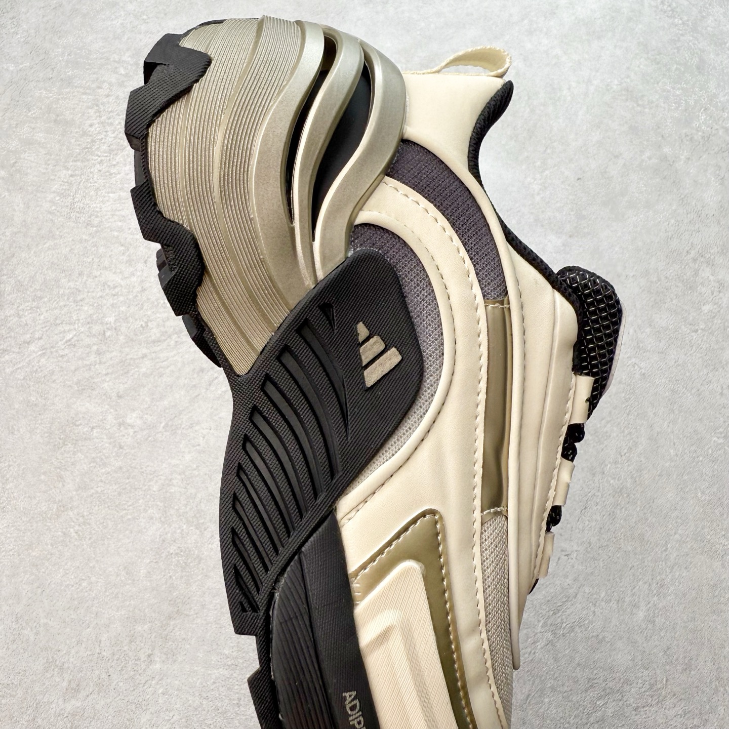 图片[6]-AD Wonder Runner Turbo FOS系列舒适百搭防滑耐磨低帮跑步鞋 厚底增高 机甲旋风老爹鞋外观超酷炫，上脚瞬间时尚感拉满 ADIPRENE+科技的鞋底，走路时软软弹弹，缓震效果一流 鞋面材质透气又舒适，穿一天也不觉得闷。尺码： 36 36⅔ 37⅓ 38 38⅔ 39⅓ 40 40⅔ 41⅓ 42 42⅔ 43⅓ 44 45-选品中心