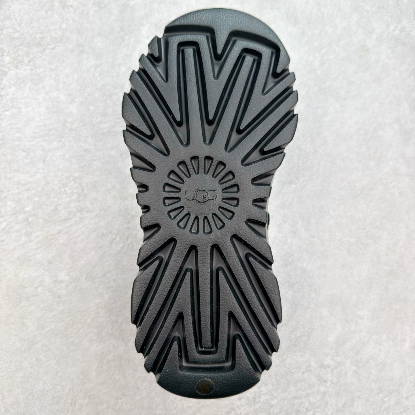 图片[9]-＃SP原厂 UGG 5188 Tasman Lug 绒面革圆头轻盈低帮生活休闲鞋凉鞋 全鞋采用ZP同厂 隆丰A级澳洲进口羊皮毛一体 品牌代工厂生产线 完全遵循ZP工艺流程 代工厂原厂版师 秉承无原鞋不开发选择 注重每一处细节 市面最正版型 TREADLITE\\\”轻翼\\\”科技外底 轻便/耐用/柔韧/桩型【售后郑重承诺】一个月内若出现重大脱胶/断底等质量问题 直接为您换新！尺码：35 36 37 38 39 40-选品中心