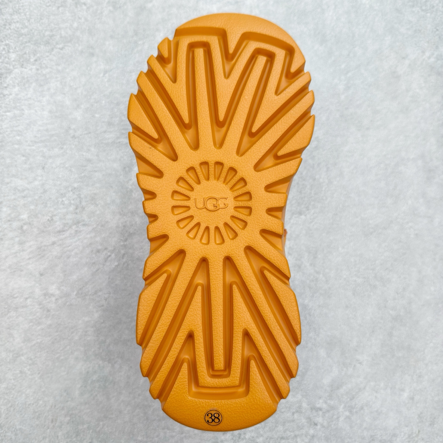 图片[9]-＃SP原厂 UGG 5188 Tasman Lug 绒面革圆头轻盈低帮生活休闲鞋凉鞋 全鞋采用ZP同厂 隆丰A级澳洲进口羊皮毛一体 品牌代工厂生产线 完全遵循ZP工艺流程 代工厂原厂版师 秉承无原鞋不开发选择 注重每一处细节 市面最正版型 TREADLITE\\\”轻翼\\\”科技外底 轻便/耐用/柔韧/桩型【售后郑重承诺】一个月内若出现重大脱胶/断底等质量问题 直接为您换新！尺码：35 36 37 38 39 40-选品中心