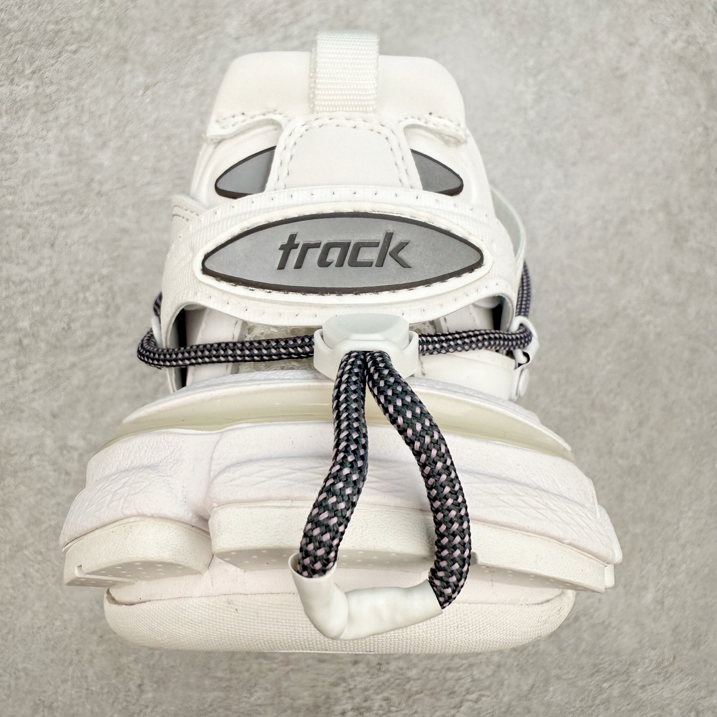 图片[8]-＃VG零售版 BALENCIAGA Track 巴黎世家三代复古老爹鞋 全套原纸板楦头开发 最原汁原味的灵魂版型 全鞋荧光划线卡点 胶水把控整洁度追求极致完美 每一双都是工艺品 多重QC质检 超越公司货的品控标准 实实在在的免检产品 原盒原配 正确字体电绣 粗细、位置、大小正确 侧边TPU 透气孔匹配意产原版 正确气垫分离大底 TPU软底 原版一致大底LOGO 立体感十足 原厂皮料水洗做旧 采购原厂网纱 该款鞋采用网眼布和尼龙制成 不含皮革 鞋舌饰有Track.2橡胶品牌标识 外侧饰有橡胶品牌标识 泡沫后帮压印品牌标识 外底正面压印BB标识 由176块饰片拼接而成的铰接式鞋面 侧面配金属质感网眼布 内面配有额外金属光泽饰件 包含1副鞋带和1副备用鞋带 后帮配有拉环鞋提 动态鞋底设计 为双脚带来后续的助力 正常尺码 尺码：35 36 37 38 39 40 41 42 43 44 45 46-选品中心