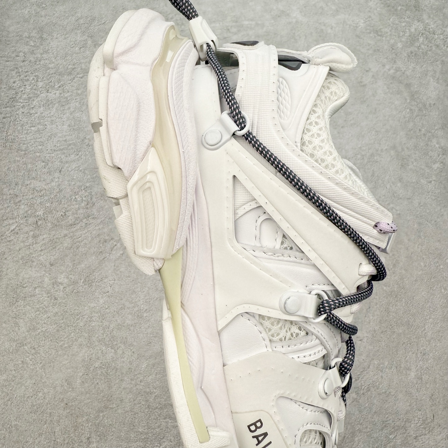 图片[6]-＃VG零售版 BALENCIAGA Track 巴黎世家三代复古老爹鞋 全套原纸板楦头开发 最原汁原味的灵魂版型 全鞋荧光划线卡点 胶水把控整洁度追求极致完美 每一双都是工艺品 多重QC质检 超越公司货的品控标准 实实在在的免检产品 原盒原配 正确字体电绣 粗细、位置、大小正确 侧边TPU 透气孔匹配意产原版 正确气垫分离大底 TPU软底 原版一致大底LOGO 立体感十足 原厂皮料水洗做旧 采购原厂网纱 该款鞋采用网眼布和尼龙制成 不含皮革 鞋舌饰有Track.2橡胶品牌标识 外侧饰有橡胶品牌标识 泡沫后帮压印品牌标识 外底正面压印BB标识 由176块饰片拼接而成的铰接式鞋面 侧面配金属质感网眼布 内面配有额外金属光泽饰件 包含1副鞋带和1副备用鞋带 后帮配有拉环鞋提 动态鞋底设计 为双脚带来后续的助力 正常尺码 尺码：35 36 37 38 39 40 41 42 43 44 45 46-选品中心