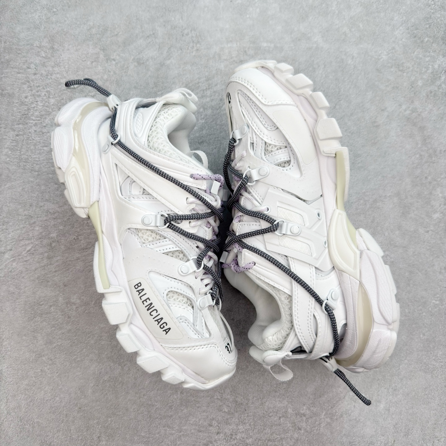 图片[3]-＃VG零售版 BALENCIAGA Track 巴黎世家三代复古老爹鞋 全套原纸板楦头开发 最原汁原味的灵魂版型 全鞋荧光划线卡点 胶水把控整洁度追求极致完美 每一双都是工艺品 多重QC质检 超越公司货的品控标准 实实在在的免检产品 原盒原配 正确字体电绣 粗细、位置、大小正确 侧边TPU 透气孔匹配意产原版 正确气垫分离大底 TPU软底 原版一致大底LOGO 立体感十足 原厂皮料水洗做旧 采购原厂网纱 该款鞋采用网眼布和尼龙制成 不含皮革 鞋舌饰有Track.2橡胶品牌标识 外侧饰有橡胶品牌标识 泡沫后帮压印品牌标识 外底正面压印BB标识 由176块饰片拼接而成的铰接式鞋面 侧面配金属质感网眼布 内面配有额外金属光泽饰件 包含1副鞋带和1副备用鞋带 后帮配有拉环鞋提 动态鞋底设计 为双脚带来后续的助力 正常尺码 尺码：35 36 37 38 39 40 41 42 43 44 45 46-选品中心