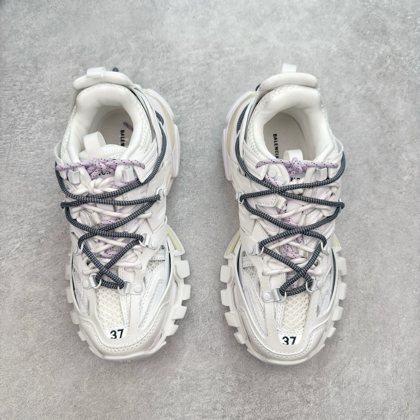 图片[2]-＃VG零售版 BALENCIAGA Track 巴黎世家三代复古老爹鞋 全套原纸板楦头开发 最原汁原味的灵魂版型 全鞋荧光划线卡点 胶水把控整洁度追求极致完美 每一双都是工艺品 多重QC质检 超越公司货的品控标准 实实在在的免检产品 原盒原配 正确字体电绣 粗细、位置、大小正确 侧边TPU 透气孔匹配意产原版 正确气垫分离大底 TPU软底 原版一致大底LOGO 立体感十足 原厂皮料水洗做旧 采购原厂网纱 该款鞋采用网眼布和尼龙制成 不含皮革 鞋舌饰有Track.2橡胶品牌标识 外侧饰有橡胶品牌标识 泡沫后帮压印品牌标识 外底正面压印BB标识 由176块饰片拼接而成的铰接式鞋面 侧面配金属质感网眼布 内面配有额外金属光泽饰件 包含1副鞋带和1副备用鞋带 后帮配有拉环鞋提 动态鞋底设计 为双脚带来后续的助力 正常尺码 尺码：35 36 37 38 39 40 41 42 43 44 45 46-选品中心