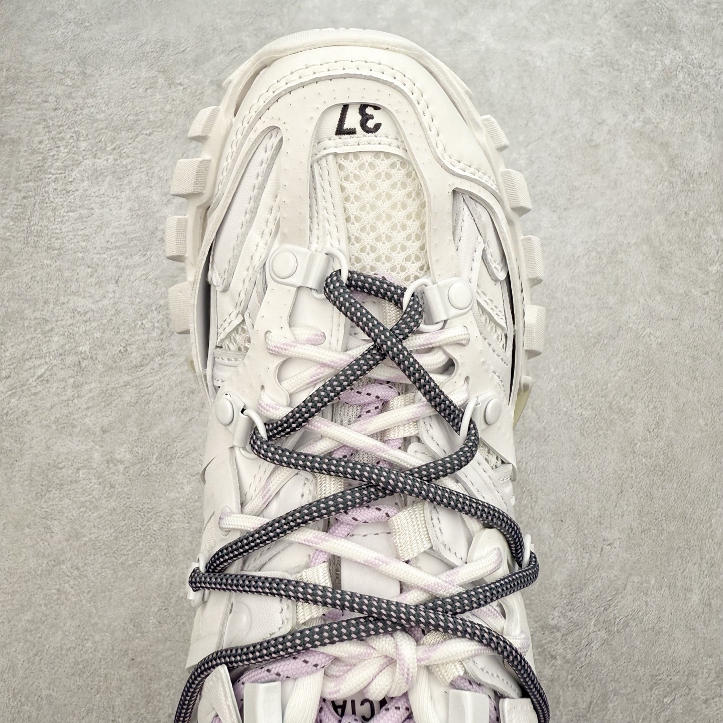 图片[4]-＃VG零售版 BALENCIAGA Track 巴黎世家三代复古老爹鞋 全套原纸板楦头开发 最原汁原味的灵魂版型 全鞋荧光划线卡点 胶水把控整洁度追求极致完美 每一双都是工艺品 多重QC质检 超越公司货的品控标准 实实在在的免检产品 原盒原配 正确字体电绣 粗细、位置、大小正确 侧边TPU 透气孔匹配意产原版 正确气垫分离大底 TPU软底 原版一致大底LOGO 立体感十足 原厂皮料水洗做旧 采购原厂网纱 该款鞋采用网眼布和尼龙制成 不含皮革 鞋舌饰有Track.2橡胶品牌标识 外侧饰有橡胶品牌标识 泡沫后帮压印品牌标识 外底正面压印BB标识 由176块饰片拼接而成的铰接式鞋面 侧面配金属质感网眼布 内面配有额外金属光泽饰件 包含1副鞋带和1副备用鞋带 后帮配有拉环鞋提 动态鞋底设计 为双脚带来后续的助力 正常尺码 尺码：35 36 37 38 39 40 41 42 43 44 45 46-选品中心