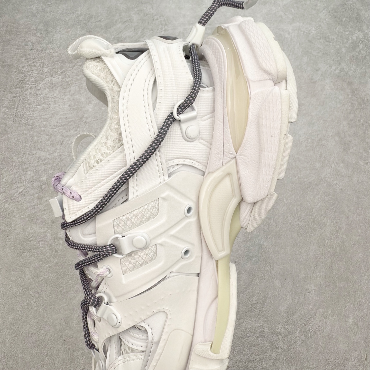 图片[7]-＃VG零售版 BALENCIAGA Track 巴黎世家三代复古老爹鞋 全套原纸板楦头开发 最原汁原味的灵魂版型 全鞋荧光划线卡点 胶水把控整洁度追求极致完美 每一双都是工艺品 多重QC质检 超越公司货的品控标准 实实在在的免检产品 原盒原配 正确字体电绣 粗细、位置、大小正确 侧边TPU 透气孔匹配意产原版 正确气垫分离大底 TPU软底 原版一致大底LOGO 立体感十足 原厂皮料水洗做旧 采购原厂网纱 该款鞋采用网眼布和尼龙制成 不含皮革 鞋舌饰有Track.2橡胶品牌标识 外侧饰有橡胶品牌标识 泡沫后帮压印品牌标识 外底正面压印BB标识 由176块饰片拼接而成的铰接式鞋面 侧面配金属质感网眼布 内面配有额外金属光泽饰件 包含1副鞋带和1副备用鞋带 后帮配有拉环鞋提 动态鞋底设计 为双脚带来后续的助力 正常尺码 尺码：35 36 37 38 39 40 41 42 43 44 45 46-选品中心