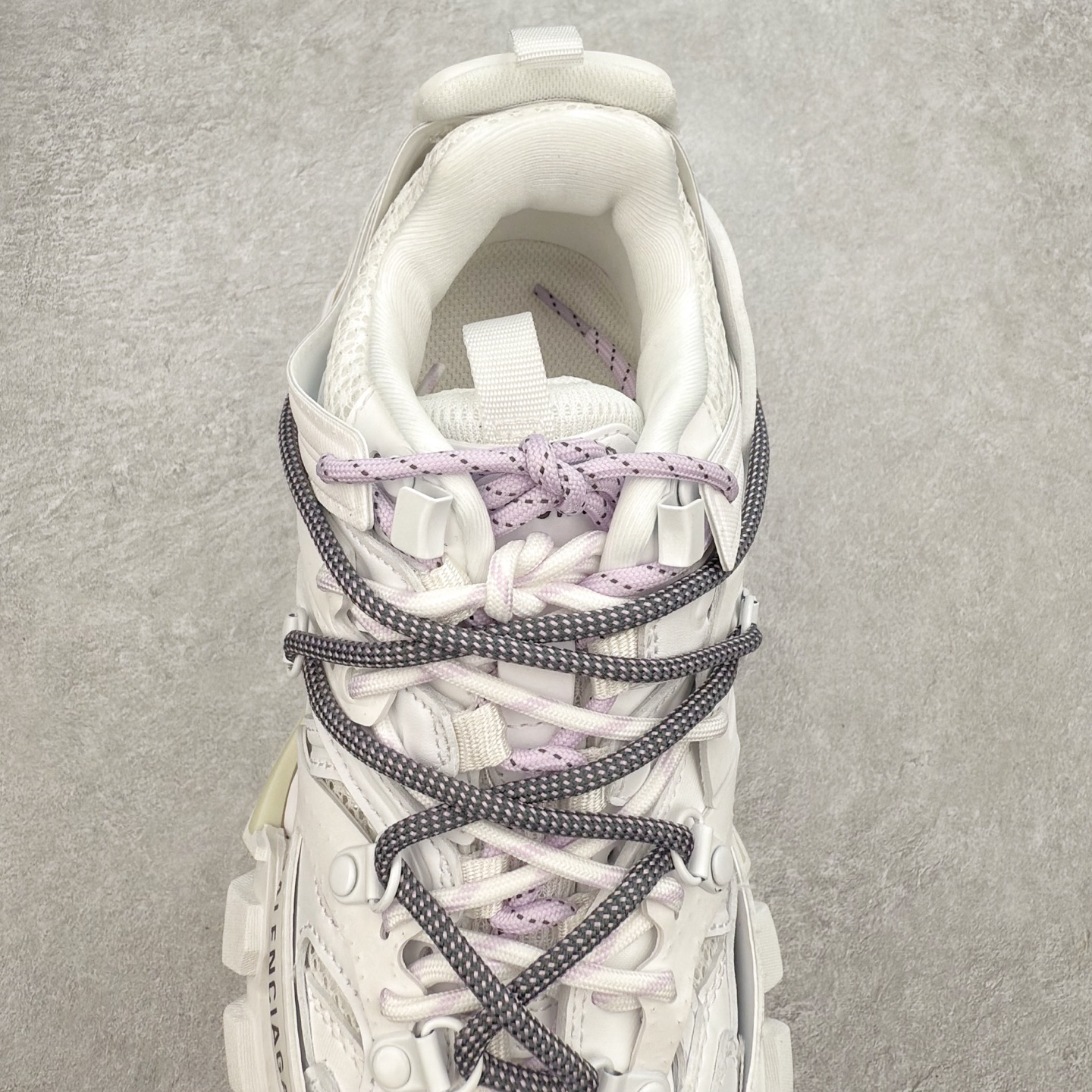 图片[5]-＃VG零售版 BALENCIAGA Track 巴黎世家三代复古老爹鞋 全套原纸板楦头开发 最原汁原味的灵魂版型 全鞋荧光划线卡点 胶水把控整洁度追求极致完美 每一双都是工艺品 多重QC质检 超越公司货的品控标准 实实在在的免检产品 原盒原配 正确字体电绣 粗细、位置、大小正确 侧边TPU 透气孔匹配意产原版 正确气垫分离大底 TPU软底 原版一致大底LOGO 立体感十足 原厂皮料水洗做旧 采购原厂网纱 该款鞋采用网眼布和尼龙制成 不含皮革 鞋舌饰有Track.2橡胶品牌标识 外侧饰有橡胶品牌标识 泡沫后帮压印品牌标识 外底正面压印BB标识 由176块饰片拼接而成的铰接式鞋面 侧面配金属质感网眼布 内面配有额外金属光泽饰件 包含1副鞋带和1副备用鞋带 后帮配有拉环鞋提 动态鞋底设计 为双脚带来后续的助力 正常尺码 尺码：35 36 37 38 39 40 41 42 43 44 45 46-选品中心