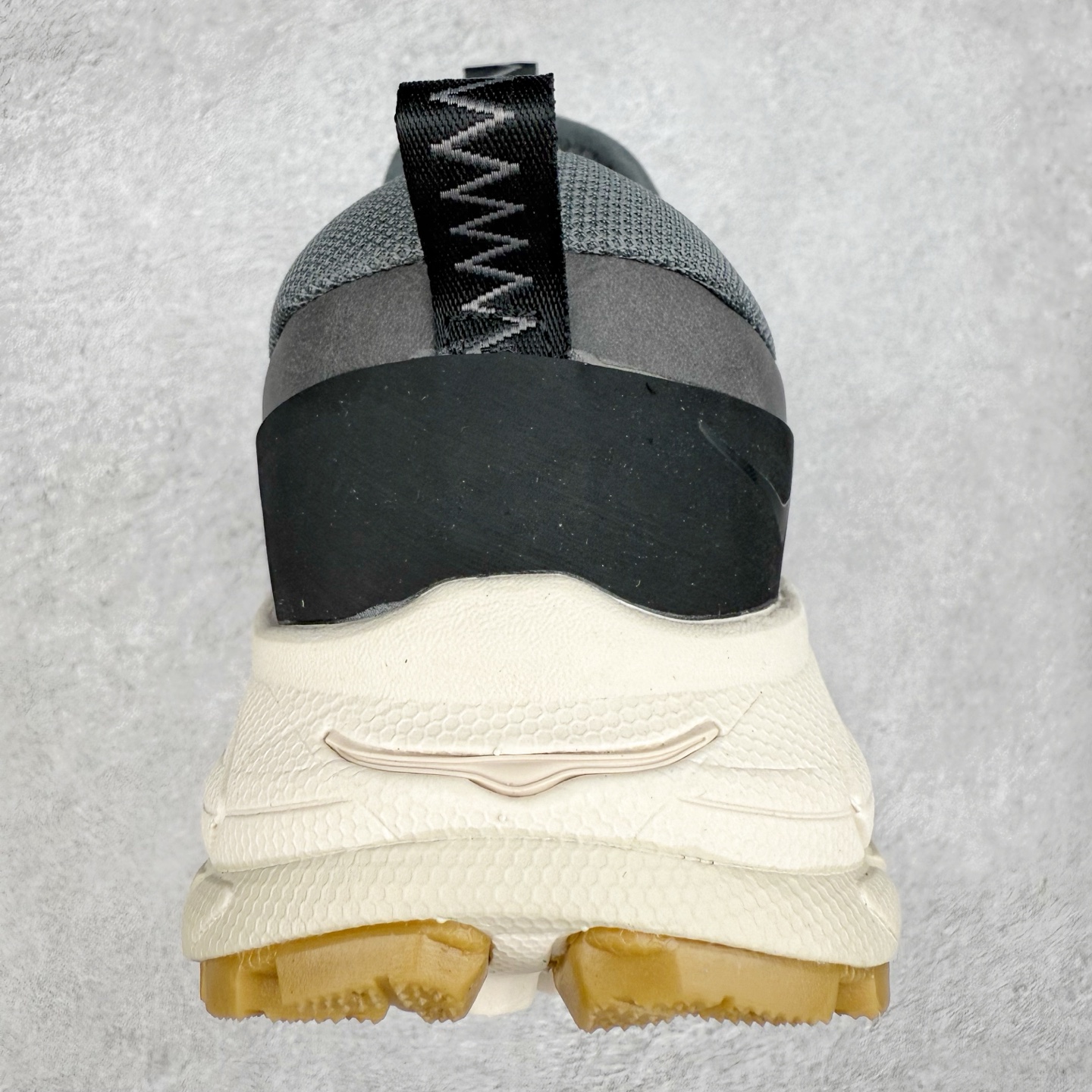 图片[8]-HOKA ONE ONE Tor Summit TP 舒适百搭防滑耐磨低帮跑步鞋 HOKA ONE ONE是来自美国的跑步鞋知名品牌，创立于2009年，始终致力于为所有跑者提供更新、更好的跑步装备。相比常规跑鞋，HOKA ONE ONE特别研发使用性能独特的几何形跑鞋中底，此种鞋底更厚、更高、回弹性也更好，除了卓越的缓冲性能，它还能为各种阶段的跑者带来更具动感、更加稳定的跑步体验。HOKAONE ONE从设计之初就清楚意识到，要保证跑者步幅的均匀一致，双脚自然而然的运动至关重要。实拍调校N版已经零色差零失真 百分百还原实物色彩所见即所得 不存在货不对板色差等低级问题 选购参考实物拍摄 不混卖不参货 只用心做好货严格选品 承诺混一赔十 尺码：36 36.5 37.5 38 38.5 39 40 40.5 41 42 42.5 43 44 44.5 45-选品中心