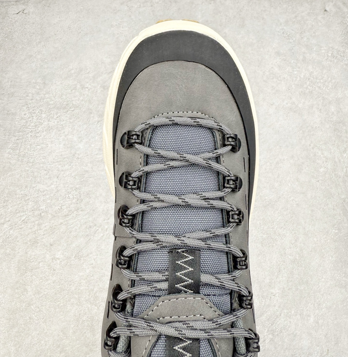 图片[4]-HOKA ONE ONE Tor Summit TP 舒适百搭防滑耐磨低帮跑步鞋 HOKA ONE ONE是来自美国的跑步鞋知名品牌，创立于2009年，始终致力于为所有跑者提供更新、更好的跑步装备。相比常规跑鞋，HOKA ONE ONE特别研发使用性能独特的几何形跑鞋中底，此种鞋底更厚、更高、回弹性也更好，除了卓越的缓冲性能，它还能为各种阶段的跑者带来更具动感、更加稳定的跑步体验。HOKAONE ONE从设计之初就清楚意识到，要保证跑者步幅的均匀一致，双脚自然而然的运动至关重要。实拍调校N版已经零色差零失真 百分百还原实物色彩所见即所得 不存在货不对板色差等低级问题 选购参考实物拍摄 不混卖不参货 只用心做好货严格选品 承诺混一赔十 尺码：36 36.5 37.5 38 38.5 39 40 40.5 41 42 42.5 43 44 44.5 45-选品中心