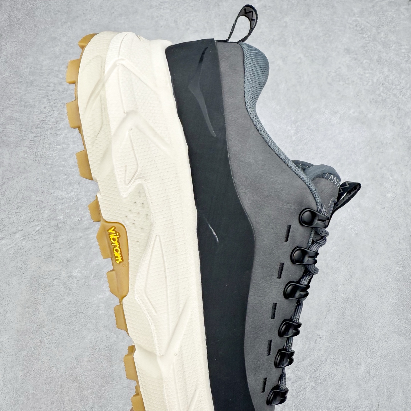 图片[6]-HOKA ONE ONE Tor Summit TP 舒适百搭防滑耐磨低帮跑步鞋 HOKA ONE ONE是来自美国的跑步鞋知名品牌，创立于2009年，始终致力于为所有跑者提供更新、更好的跑步装备。相比常规跑鞋，HOKA ONE ONE特别研发使用性能独特的几何形跑鞋中底，此种鞋底更厚、更高、回弹性也更好，除了卓越的缓冲性能，它还能为各种阶段的跑者带来更具动感、更加稳定的跑步体验。HOKAONE ONE从设计之初就清楚意识到，要保证跑者步幅的均匀一致，双脚自然而然的运动至关重要。实拍调校N版已经零色差零失真 百分百还原实物色彩所见即所得 不存在货不对板色差等低级问题 选购参考实物拍摄 不混卖不参货 只用心做好货严格选品 承诺混一赔十 尺码：36 36.5 37.5 38 38.5 39 40 40.5 41 42 42.5 43 44 44.5 45-选品中心