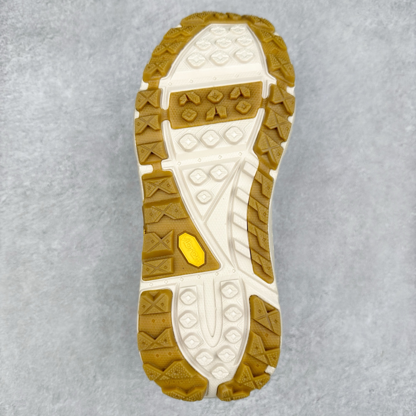 图片[9]-HOKA ONE ONE Tor Summit TP 舒适百搭防滑耐磨低帮跑步鞋 HOKA ONE ONE是来自美国的跑步鞋知名品牌，创立于2009年，始终致力于为所有跑者提供更新、更好的跑步装备。相比常规跑鞋，HOKA ONE ONE特别研发使用性能独特的几何形跑鞋中底，此种鞋底更厚、更高、回弹性也更好，除了卓越的缓冲性能，它还能为各种阶段的跑者带来更具动感、更加稳定的跑步体验。HOKAONE ONE从设计之初就清楚意识到，要保证跑者步幅的均匀一致，双脚自然而然的运动至关重要。实拍调校N版已经零色差零失真 百分百还原实物色彩所见即所得 不存在货不对板色差等低级问题 选购参考实物拍摄 不混卖不参货 只用心做好货严格选品 承诺混一赔十 尺码：36 36.5 37.5 38 38.5 39 40 40.5 41 42 42.5 43 44 44.5 45-选品中心