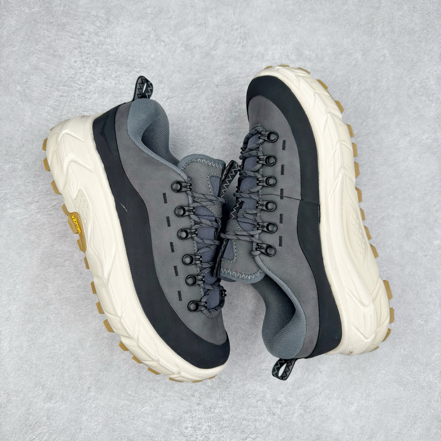 图片[3]-HOKA ONE ONE Tor Summit TP 舒适百搭防滑耐磨低帮跑步鞋 HOKA ONE ONE是来自美国的跑步鞋知名品牌，创立于2009年，始终致力于为所有跑者提供更新、更好的跑步装备。相比常规跑鞋，HOKA ONE ONE特别研发使用性能独特的几何形跑鞋中底，此种鞋底更厚、更高、回弹性也更好，除了卓越的缓冲性能，它还能为各种阶段的跑者带来更具动感、更加稳定的跑步体验。HOKAONE ONE从设计之初就清楚意识到，要保证跑者步幅的均匀一致，双脚自然而然的运动至关重要。实拍调校N版已经零色差零失真 百分百还原实物色彩所见即所得 不存在货不对板色差等低级问题 选购参考实物拍摄 不混卖不参货 只用心做好货严格选品 承诺混一赔十 尺码：36 36.5 37.5 38 38.5 39 40 40.5 41 42 42.5 43 44 44.5 45-选品中心