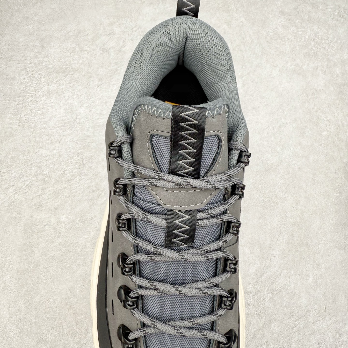 图片[5]-HOKA ONE ONE Tor Summit TP 舒适百搭防滑耐磨低帮跑步鞋 HOKA ONE ONE是来自美国的跑步鞋知名品牌，创立于2009年，始终致力于为所有跑者提供更新、更好的跑步装备。相比常规跑鞋，HOKA ONE ONE特别研发使用性能独特的几何形跑鞋中底，此种鞋底更厚、更高、回弹性也更好，除了卓越的缓冲性能，它还能为各种阶段的跑者带来更具动感、更加稳定的跑步体验。HOKAONE ONE从设计之初就清楚意识到，要保证跑者步幅的均匀一致，双脚自然而然的运动至关重要。实拍调校N版已经零色差零失真 百分百还原实物色彩所见即所得 不存在货不对板色差等低级问题 选购参考实物拍摄 不混卖不参货 只用心做好货严格选品 承诺混一赔十 尺码：36 36.5 37.5 38 38.5 39 40 40.5 41 42 42.5 43 44 44.5 45-选品中心