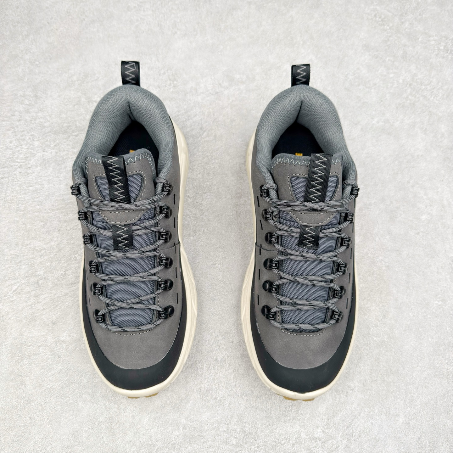 图片[2]-HOKA ONE ONE Tor Summit TP 舒适百搭防滑耐磨低帮跑步鞋 HOKA ONE ONE是来自美国的跑步鞋知名品牌，创立于2009年，始终致力于为所有跑者提供更新、更好的跑步装备。相比常规跑鞋，HOKA ONE ONE特别研发使用性能独特的几何形跑鞋中底，此种鞋底更厚、更高、回弹性也更好，除了卓越的缓冲性能，它还能为各种阶段的跑者带来更具动感、更加稳定的跑步体验。HOKAONE ONE从设计之初就清楚意识到，要保证跑者步幅的均匀一致，双脚自然而然的运动至关重要。实拍调校N版已经零色差零失真 百分百还原实物色彩所见即所得 不存在货不对板色差等低级问题 选购参考实物拍摄 不混卖不参货 只用心做好货严格选品 承诺混一赔十 尺码：36 36.5 37.5 38 38.5 39 40 40.5 41 42 42.5 43 44 44.5 45-选品中心