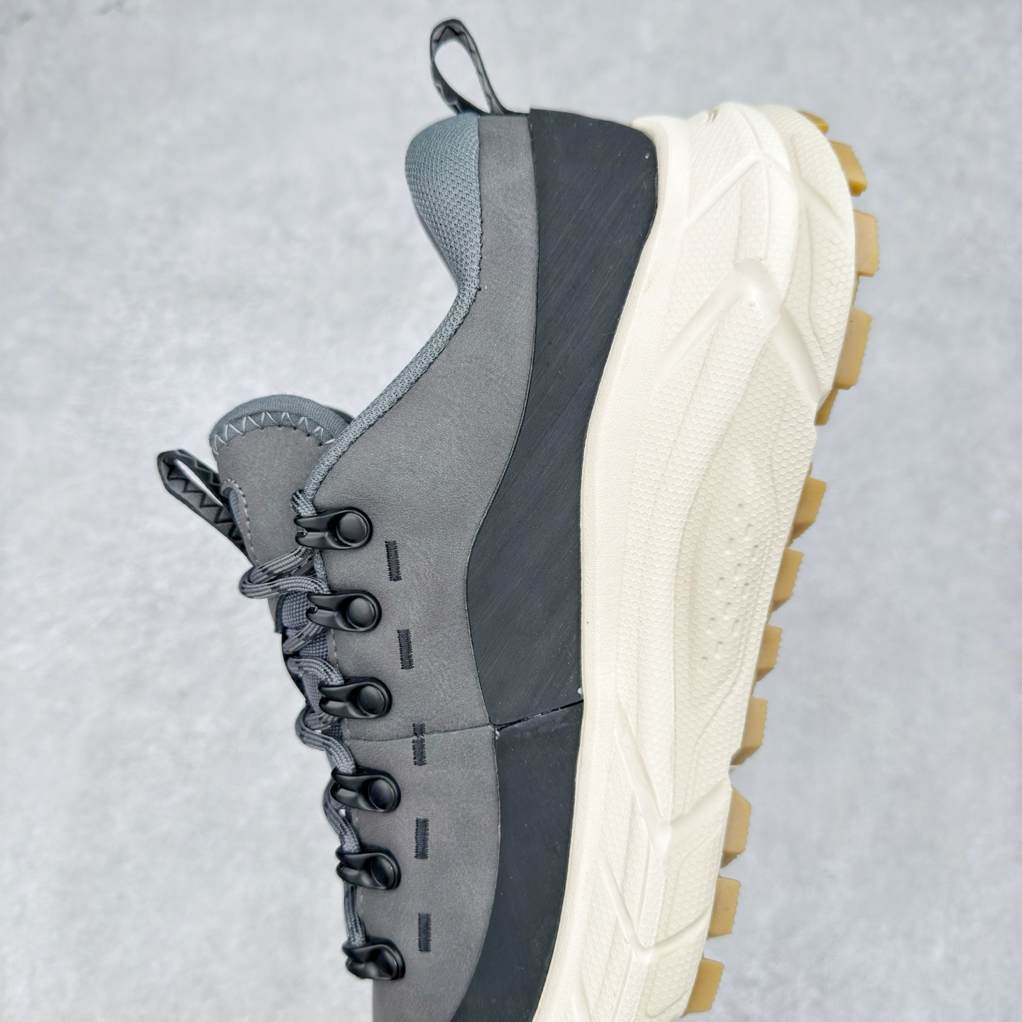 图片[7]-HOKA ONE ONE Tor Summit TP 舒适百搭防滑耐磨低帮跑步鞋 HOKA ONE ONE是来自美国的跑步鞋知名品牌，创立于2009年，始终致力于为所有跑者提供更新、更好的跑步装备。相比常规跑鞋，HOKA ONE ONE特别研发使用性能独特的几何形跑鞋中底，此种鞋底更厚、更高、回弹性也更好，除了卓越的缓冲性能，它还能为各种阶段的跑者带来更具动感、更加稳定的跑步体验。HOKAONE ONE从设计之初就清楚意识到，要保证跑者步幅的均匀一致，双脚自然而然的运动至关重要。实拍调校N版已经零色差零失真 百分百还原实物色彩所见即所得 不存在货不对板色差等低级问题 选购参考实物拍摄 不混卖不参货 只用心做好货严格选品 承诺混一赔十 尺码：36 36.5 37.5 38 38.5 39 40 40.5 41 42 42.5 43 44 44.5 45-选品中心