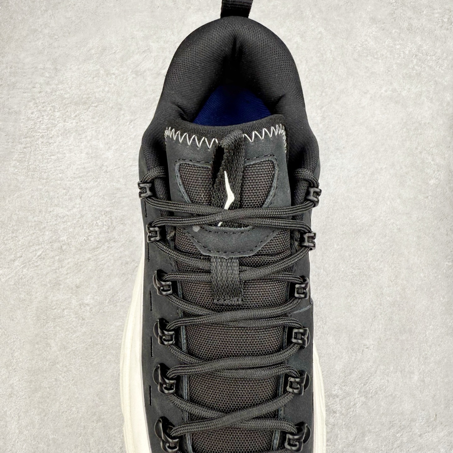 图片[5]-HOKA ONE ONE Tor Summit TP 舒适百搭防滑耐磨低帮跑步鞋 HOKA ONE ONE是来自美国的跑步鞋知名品牌，创立于2009年，始终致力于为所有跑者提供更新、更好的跑步装备。相比常规跑鞋，HOKA ONE ONE特别研发使用性能独特的几何形跑鞋中底，此种鞋底更厚、更高、回弹性也更好，除了卓越的缓冲性能，它还能为各种阶段的跑者带来更具动感、更加稳定的跑步体验。HOKAONE ONE从设计之初就清楚意识到，要保证跑者步幅的均匀一致，双脚自然而然的运动至关重要。实拍调校N版已经零色差零失真 百分百还原实物色彩所见即所得 不存在货不对板色差等低级问题 选购参考实物拍摄 不混卖不参货 只用心做好货严格选品 承诺混一赔十 尺码：36 36.5 37.5 38 38.5 39 40 40.5 41 42 42.5 43 44 44.5 45-选品中心