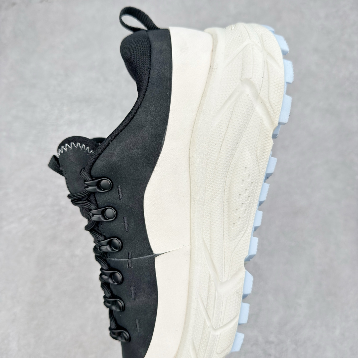 图片[7]-HOKA ONE ONE Tor Summit TP 舒适百搭防滑耐磨低帮跑步鞋 HOKA ONE ONE是来自美国的跑步鞋知名品牌，创立于2009年，始终致力于为所有跑者提供更新、更好的跑步装备。相比常规跑鞋，HOKA ONE ONE特别研发使用性能独特的几何形跑鞋中底，此种鞋底更厚、更高、回弹性也更好，除了卓越的缓冲性能，它还能为各种阶段的跑者带来更具动感、更加稳定的跑步体验。HOKAONE ONE从设计之初就清楚意识到，要保证跑者步幅的均匀一致，双脚自然而然的运动至关重要。实拍调校N版已经零色差零失真 百分百还原实物色彩所见即所得 不存在货不对板色差等低级问题 选购参考实物拍摄 不混卖不参货 只用心做好货严格选品 承诺混一赔十 尺码：36 36.5 37.5 38 38.5 39 40 40.5 41 42 42.5 43 44 44.5 45-选品中心