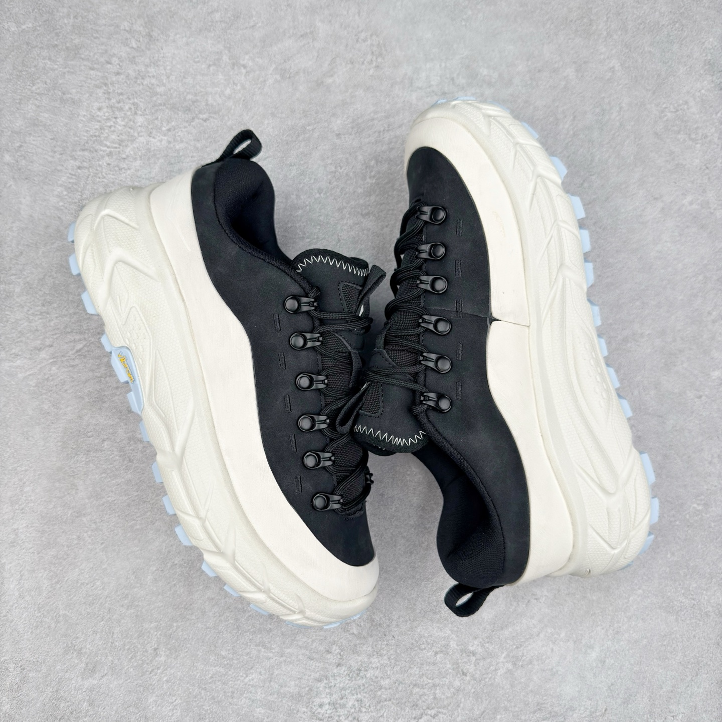 图片[3]-HOKA ONE ONE Tor Summit TP 舒适百搭防滑耐磨低帮跑步鞋 HOKA ONE ONE是来自美国的跑步鞋知名品牌，创立于2009年，始终致力于为所有跑者提供更新、更好的跑步装备。相比常规跑鞋，HOKA ONE ONE特别研发使用性能独特的几何形跑鞋中底，此种鞋底更厚、更高、回弹性也更好，除了卓越的缓冲性能，它还能为各种阶段的跑者带来更具动感、更加稳定的跑步体验。HOKAONE ONE从设计之初就清楚意识到，要保证跑者步幅的均匀一致，双脚自然而然的运动至关重要。实拍调校N版已经零色差零失真 百分百还原实物色彩所见即所得 不存在货不对板色差等低级问题 选购参考实物拍摄 不混卖不参货 只用心做好货严格选品 承诺混一赔十 尺码：36 36.5 37.5 38 38.5 39 40 40.5 41 42 42.5 43 44 44.5 45-选品中心