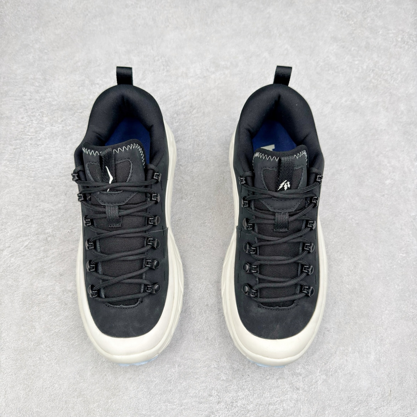 图片[2]-HOKA ONE ONE Tor Summit TP 舒适百搭防滑耐磨低帮跑步鞋 HOKA ONE ONE是来自美国的跑步鞋知名品牌，创立于2009年，始终致力于为所有跑者提供更新、更好的跑步装备。相比常规跑鞋，HOKA ONE ONE特别研发使用性能独特的几何形跑鞋中底，此种鞋底更厚、更高、回弹性也更好，除了卓越的缓冲性能，它还能为各种阶段的跑者带来更具动感、更加稳定的跑步体验。HOKAONE ONE从设计之初就清楚意识到，要保证跑者步幅的均匀一致，双脚自然而然的运动至关重要。实拍调校N版已经零色差零失真 百分百还原实物色彩所见即所得 不存在货不对板色差等低级问题 选购参考实物拍摄 不混卖不参货 只用心做好货严格选品 承诺混一赔十 尺码：36 36.5 37.5 38 38.5 39 40 40.5 41 42 42.5 43 44 44.5 45-选品中心