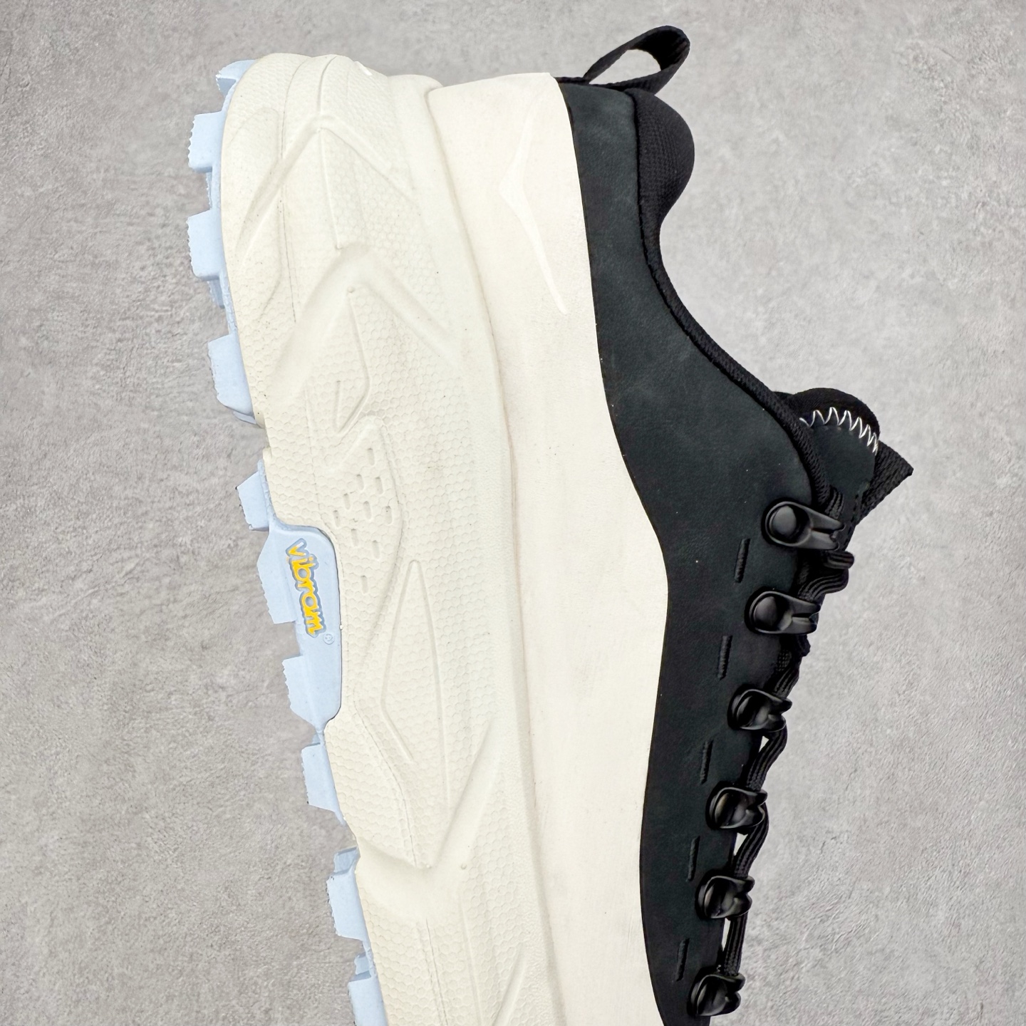 图片[6]-HOKA ONE ONE Tor Summit TP 舒适百搭防滑耐磨低帮跑步鞋 HOKA ONE ONE是来自美国的跑步鞋知名品牌，创立于2009年，始终致力于为所有跑者提供更新、更好的跑步装备。相比常规跑鞋，HOKA ONE ONE特别研发使用性能独特的几何形跑鞋中底，此种鞋底更厚、更高、回弹性也更好，除了卓越的缓冲性能，它还能为各种阶段的跑者带来更具动感、更加稳定的跑步体验。HOKAONE ONE从设计之初就清楚意识到，要保证跑者步幅的均匀一致，双脚自然而然的运动至关重要。实拍调校N版已经零色差零失真 百分百还原实物色彩所见即所得 不存在货不对板色差等低级问题 选购参考实物拍摄 不混卖不参货 只用心做好货严格选品 承诺混一赔十 尺码：36 36.5 37.5 38 38.5 39 40 40.5 41 42 42.5 43 44 44.5 45-选品中心