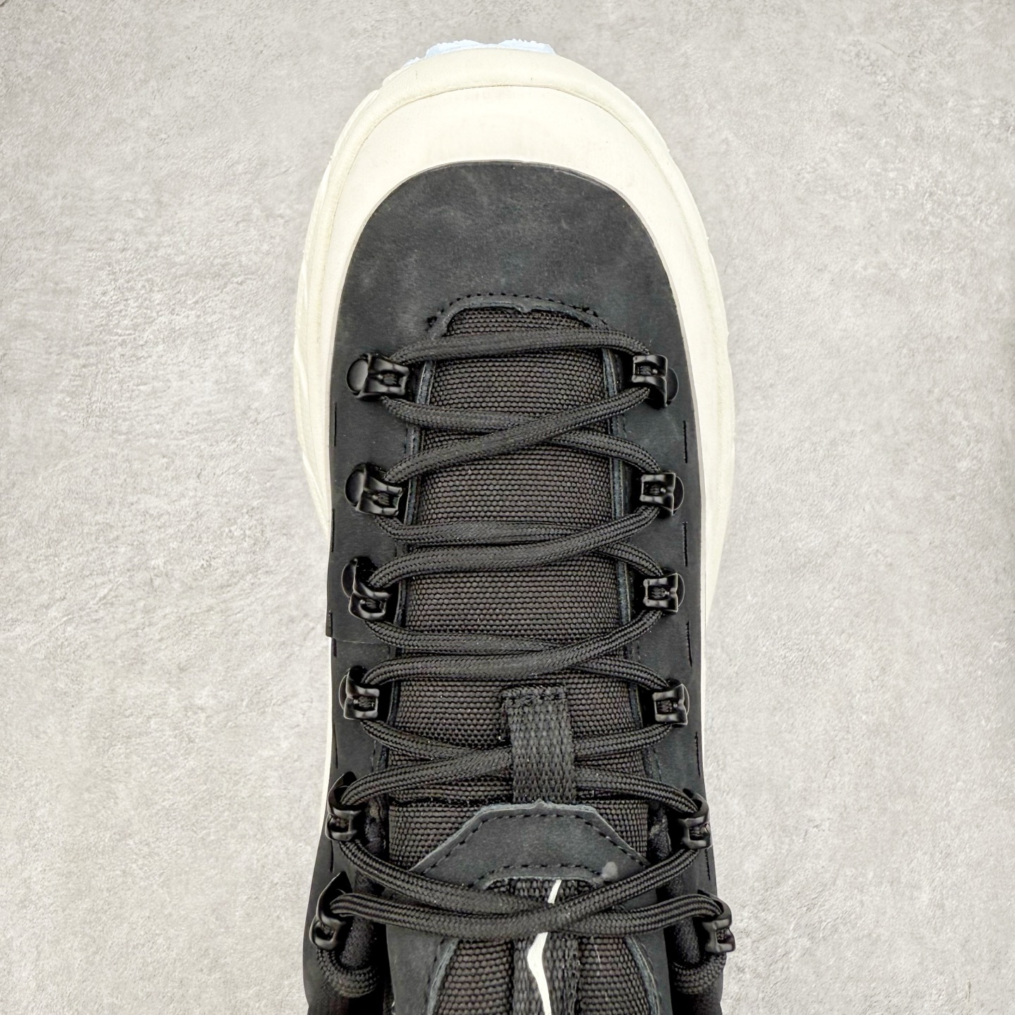 图片[4]-HOKA ONE ONE Tor Summit TP 舒适百搭防滑耐磨低帮跑步鞋 HOKA ONE ONE是来自美国的跑步鞋知名品牌，创立于2009年，始终致力于为所有跑者提供更新、更好的跑步装备。相比常规跑鞋，HOKA ONE ONE特别研发使用性能独特的几何形跑鞋中底，此种鞋底更厚、更高、回弹性也更好，除了卓越的缓冲性能，它还能为各种阶段的跑者带来更具动感、更加稳定的跑步体验。HOKAONE ONE从设计之初就清楚意识到，要保证跑者步幅的均匀一致，双脚自然而然的运动至关重要。实拍调校N版已经零色差零失真 百分百还原实物色彩所见即所得 不存在货不对板色差等低级问题 选购参考实物拍摄 不混卖不参货 只用心做好货严格选品 承诺混一赔十 尺码：36 36.5 37.5 38 38.5 39 40 40.5 41 42 42.5 43 44 44.5 45-选品中心