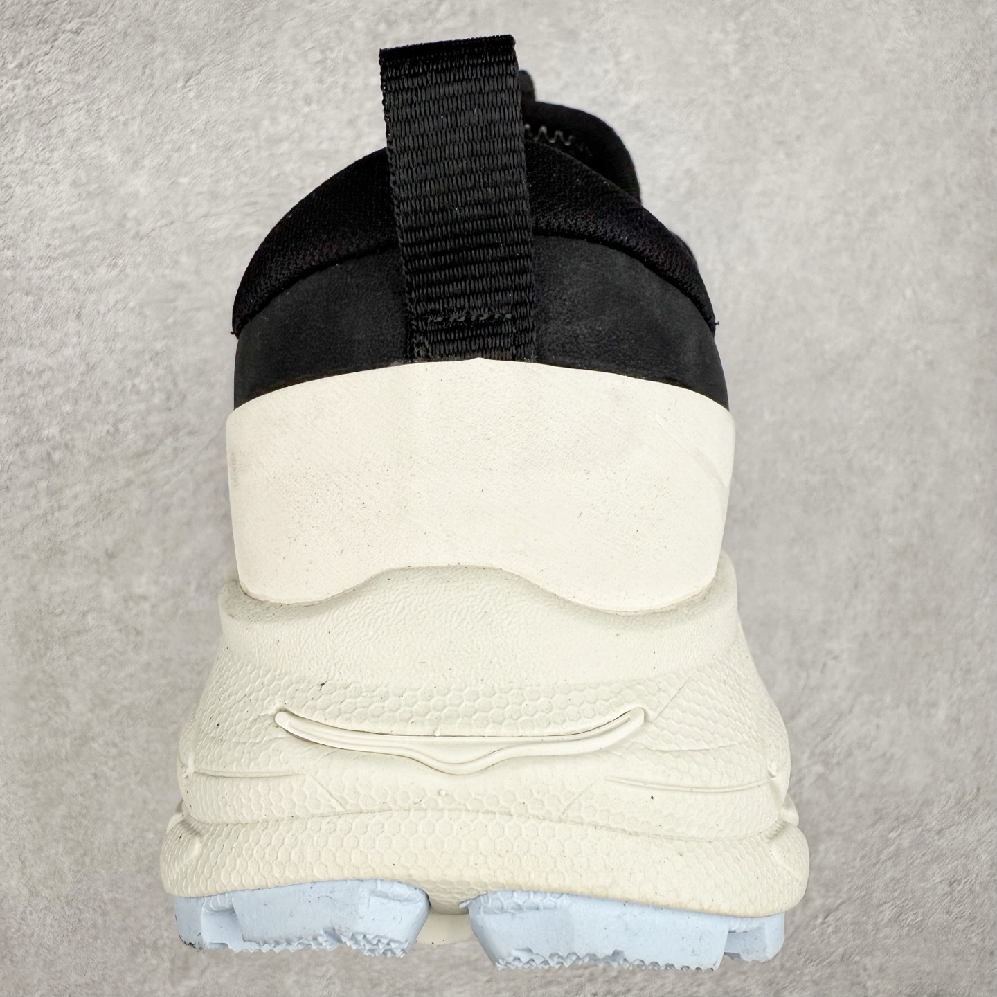 图片[8]-HOKA ONE ONE Tor Summit TP 舒适百搭防滑耐磨低帮跑步鞋 HOKA ONE ONE是来自美国的跑步鞋知名品牌，创立于2009年，始终致力于为所有跑者提供更新、更好的跑步装备。相比常规跑鞋，HOKA ONE ONE特别研发使用性能独特的几何形跑鞋中底，此种鞋底更厚、更高、回弹性也更好，除了卓越的缓冲性能，它还能为各种阶段的跑者带来更具动感、更加稳定的跑步体验。HOKAONE ONE从设计之初就清楚意识到，要保证跑者步幅的均匀一致，双脚自然而然的运动至关重要。实拍调校N版已经零色差零失真 百分百还原实物色彩所见即所得 不存在货不对板色差等低级问题 选购参考实物拍摄 不混卖不参货 只用心做好货严格选品 承诺混一赔十 尺码：36 36.5 37.5 38 38.5 39 40 40.5 41 42 42.5 43 44 44.5 45-选品中心