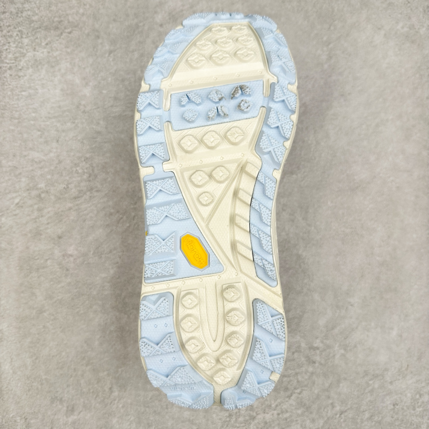 图片[9]-HOKA ONE ONE Tor Summit TP 舒适百搭防滑耐磨低帮跑步鞋 HOKA ONE ONE是来自美国的跑步鞋知名品牌，创立于2009年，始终致力于为所有跑者提供更新、更好的跑步装备。相比常规跑鞋，HOKA ONE ONE特别研发使用性能独特的几何形跑鞋中底，此种鞋底更厚、更高、回弹性也更好，除了卓越的缓冲性能，它还能为各种阶段的跑者带来更具动感、更加稳定的跑步体验。HOKAONE ONE从设计之初就清楚意识到，要保证跑者步幅的均匀一致，双脚自然而然的运动至关重要。实拍调校N版已经零色差零失真 百分百还原实物色彩所见即所得 不存在货不对板色差等低级问题 选购参考实物拍摄 不混卖不参货 只用心做好货严格选品 承诺混一赔十 尺码：36 36.5 37.5 38 38.5 39 40 40.5 41 42 42.5 43 44 44.5 45-选品中心