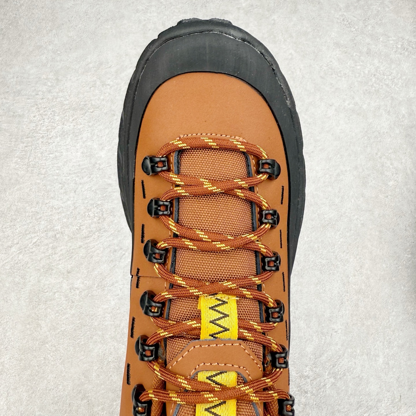 图片[4]-HOKA ONE ONE Tor Summit TP 舒适百搭防滑耐磨低帮跑步鞋 HOKA ONE ONE是来自美国的跑步鞋知名品牌，创立于2009年，始终致力于为所有跑者提供更新、更好的跑步装备。相比常规跑鞋，HOKA ONE ONE特别研发使用性能独特的几何形跑鞋中底，此种鞋底更厚、更高、回弹性也更好，除了卓越的缓冲性能，它还能为各种阶段的跑者带来更具动感、更加稳定的跑步体验。HOKAONE ONE从设计之初就清楚意识到，要保证跑者步幅的均匀一致，双脚自然而然的运动至关重要。实拍调校N版已经零色差零失真 百分百还原实物色彩所见即所得 不存在货不对板色差等低级问题 选购参考实物拍摄 不混卖不参货 只用心做好货严格选品 承诺混一赔十 尺码：36 36.5 37.5 38 38.5 39 40 40.5 41 42 42.5 43 44 44.5 45-选品中心