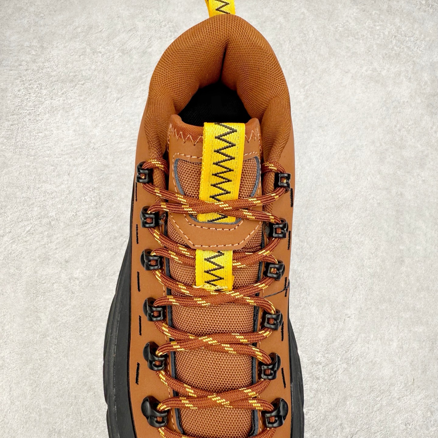 图片[5]-HOKA ONE ONE Tor Summit TP 舒适百搭防滑耐磨低帮跑步鞋 HOKA ONE ONE是来自美国的跑步鞋知名品牌，创立于2009年，始终致力于为所有跑者提供更新、更好的跑步装备。相比常规跑鞋，HOKA ONE ONE特别研发使用性能独特的几何形跑鞋中底，此种鞋底更厚、更高、回弹性也更好，除了卓越的缓冲性能，它还能为各种阶段的跑者带来更具动感、更加稳定的跑步体验。HOKAONE ONE从设计之初就清楚意识到，要保证跑者步幅的均匀一致，双脚自然而然的运动至关重要。实拍调校N版已经零色差零失真 百分百还原实物色彩所见即所得 不存在货不对板色差等低级问题 选购参考实物拍摄 不混卖不参货 只用心做好货严格选品 承诺混一赔十 尺码：36 36.5 37.5 38 38.5 39 40 40.5 41 42 42.5 43 44 44.5 45-选品中心