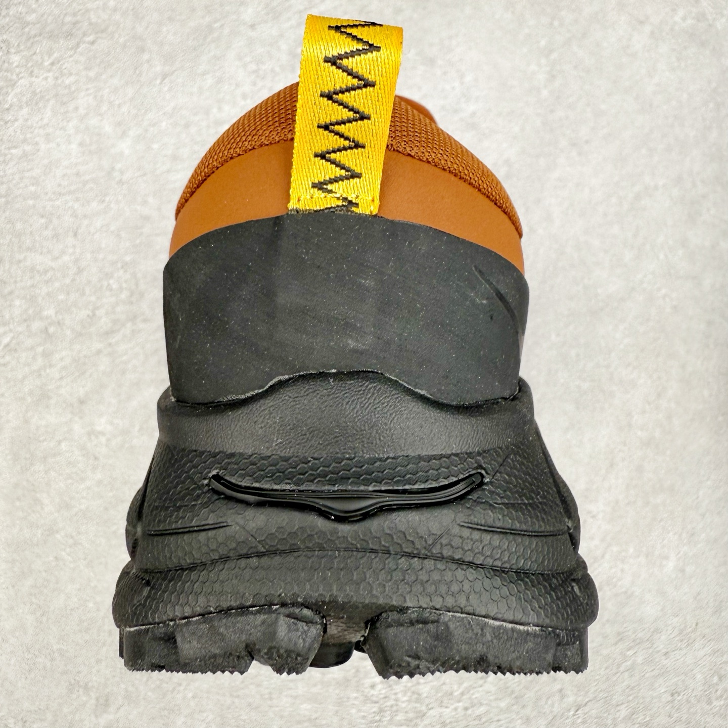 图片[8]-HOKA ONE ONE Tor Summit TP 舒适百搭防滑耐磨低帮跑步鞋 HOKA ONE ONE是来自美国的跑步鞋知名品牌，创立于2009年，始终致力于为所有跑者提供更新、更好的跑步装备。相比常规跑鞋，HOKA ONE ONE特别研发使用性能独特的几何形跑鞋中底，此种鞋底更厚、更高、回弹性也更好，除了卓越的缓冲性能，它还能为各种阶段的跑者带来更具动感、更加稳定的跑步体验。HOKAONE ONE从设计之初就清楚意识到，要保证跑者步幅的均匀一致，双脚自然而然的运动至关重要。实拍调校N版已经零色差零失真 百分百还原实物色彩所见即所得 不存在货不对板色差等低级问题 选购参考实物拍摄 不混卖不参货 只用心做好货严格选品 承诺混一赔十 尺码：36 36.5 37.5 38 38.5 39 40 40.5 41 42 42.5 43 44 44.5 45-选品中心