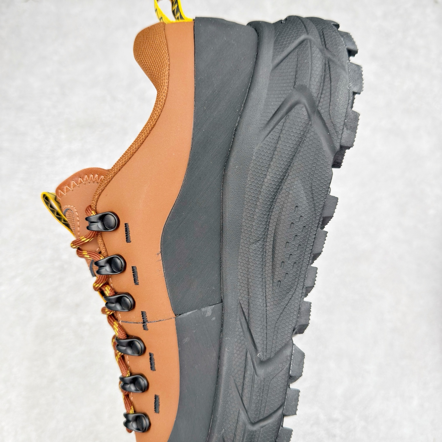 图片[7]-HOKA ONE ONE Tor Summit TP 舒适百搭防滑耐磨低帮跑步鞋 HOKA ONE ONE是来自美国的跑步鞋知名品牌，创立于2009年，始终致力于为所有跑者提供更新、更好的跑步装备。相比常规跑鞋，HOKA ONE ONE特别研发使用性能独特的几何形跑鞋中底，此种鞋底更厚、更高、回弹性也更好，除了卓越的缓冲性能，它还能为各种阶段的跑者带来更具动感、更加稳定的跑步体验。HOKAONE ONE从设计之初就清楚意识到，要保证跑者步幅的均匀一致，双脚自然而然的运动至关重要。实拍调校N版已经零色差零失真 百分百还原实物色彩所见即所得 不存在货不对板色差等低级问题 选购参考实物拍摄 不混卖不参货 只用心做好货严格选品 承诺混一赔十 尺码：36 36.5 37.5 38 38.5 39 40 40.5 41 42 42.5 43 44 44.5 45-选品中心