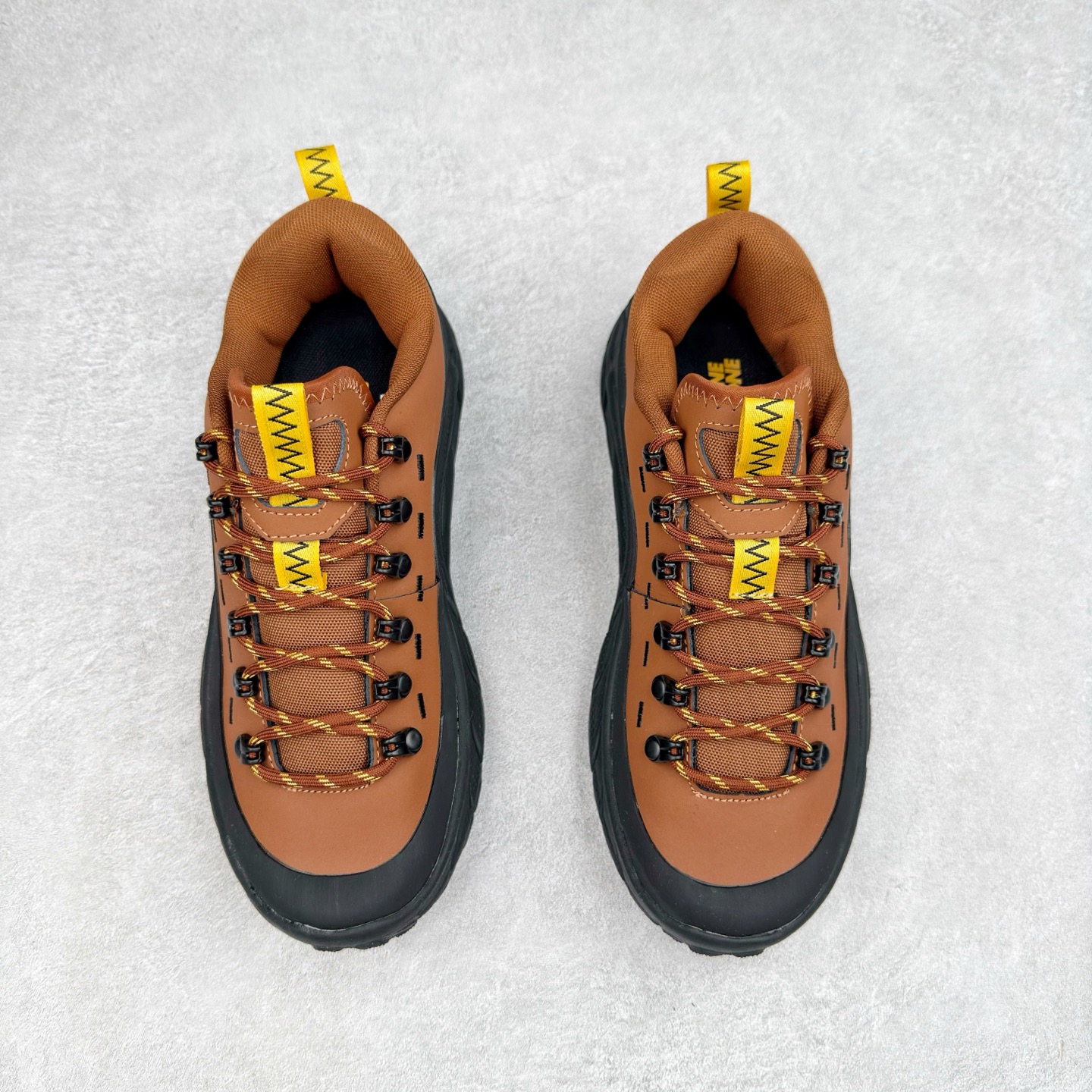 图片[2]-HOKA ONE ONE Tor Summit TP 舒适百搭防滑耐磨低帮跑步鞋 HOKA ONE ONE是来自美国的跑步鞋知名品牌，创立于2009年，始终致力于为所有跑者提供更新、更好的跑步装备。相比常规跑鞋，HOKA ONE ONE特别研发使用性能独特的几何形跑鞋中底，此种鞋底更厚、更高、回弹性也更好，除了卓越的缓冲性能，它还能为各种阶段的跑者带来更具动感、更加稳定的跑步体验。HOKAONE ONE从设计之初就清楚意识到，要保证跑者步幅的均匀一致，双脚自然而然的运动至关重要。实拍调校N版已经零色差零失真 百分百还原实物色彩所见即所得 不存在货不对板色差等低级问题 选购参考实物拍摄 不混卖不参货 只用心做好货严格选品 承诺混一赔十 尺码：36 36.5 37.5 38 38.5 39 40 40.5 41 42 42.5 43 44 44.5 45-选品中心