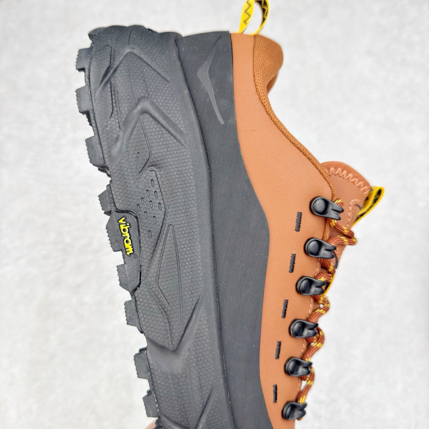 图片[6]-HOKA ONE ONE Tor Summit TP 舒适百搭防滑耐磨低帮跑步鞋 HOKA ONE ONE是来自美国的跑步鞋知名品牌，创立于2009年，始终致力于为所有跑者提供更新、更好的跑步装备。相比常规跑鞋，HOKA ONE ONE特别研发使用性能独特的几何形跑鞋中底，此种鞋底更厚、更高、回弹性也更好，除了卓越的缓冲性能，它还能为各种阶段的跑者带来更具动感、更加稳定的跑步体验。HOKAONE ONE从设计之初就清楚意识到，要保证跑者步幅的均匀一致，双脚自然而然的运动至关重要。实拍调校N版已经零色差零失真 百分百还原实物色彩所见即所得 不存在货不对板色差等低级问题 选购参考实物拍摄 不混卖不参货 只用心做好货严格选品 承诺混一赔十 尺码：36 36.5 37.5 38 38.5 39 40 40.5 41 42 42.5 43 44 44.5 45-选品中心