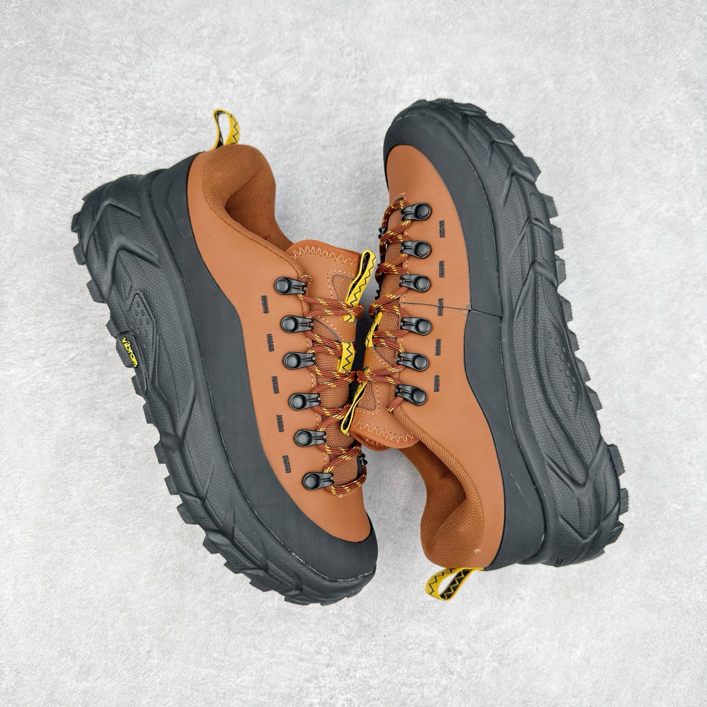 图片[3]-HOKA ONE ONE Tor Summit TP 舒适百搭防滑耐磨低帮跑步鞋 HOKA ONE ONE是来自美国的跑步鞋知名品牌，创立于2009年，始终致力于为所有跑者提供更新、更好的跑步装备。相比常规跑鞋，HOKA ONE ONE特别研发使用性能独特的几何形跑鞋中底，此种鞋底更厚、更高、回弹性也更好，除了卓越的缓冲性能，它还能为各种阶段的跑者带来更具动感、更加稳定的跑步体验。HOKAONE ONE从设计之初就清楚意识到，要保证跑者步幅的均匀一致，双脚自然而然的运动至关重要。实拍调校N版已经零色差零失真 百分百还原实物色彩所见即所得 不存在货不对板色差等低级问题 选购参考实物拍摄 不混卖不参货 只用心做好货严格选品 承诺混一赔十 尺码：36 36.5 37.5 38 38.5 39 40 40.5 41 42 42.5 43 44 44.5 45-选品中心