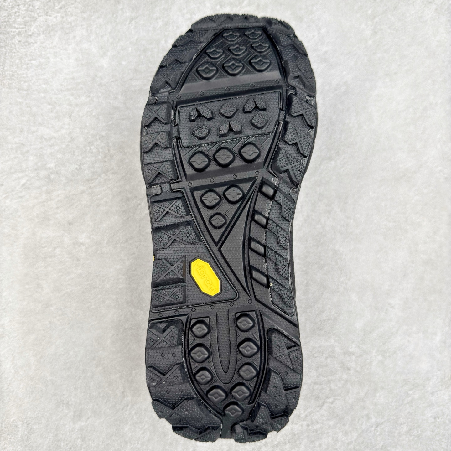 图片[9]-HOKA ONE ONE Tor Summit TP 舒适百搭防滑耐磨低帮跑步鞋 HOKA ONE ONE是来自美国的跑步鞋知名品牌，创立于2009年，始终致力于为所有跑者提供更新、更好的跑步装备。相比常规跑鞋，HOKA ONE ONE特别研发使用性能独特的几何形跑鞋中底，此种鞋底更厚、更高、回弹性也更好，除了卓越的缓冲性能，它还能为各种阶段的跑者带来更具动感、更加稳定的跑步体验。HOKAONE ONE从设计之初就清楚意识到，要保证跑者步幅的均匀一致，双脚自然而然的运动至关重要。实拍调校N版已经零色差零失真 百分百还原实物色彩所见即所得 不存在货不对板色差等低级问题 选购参考实物拍摄 不混卖不参货 只用心做好货严格选品 承诺混一赔十 尺码：36 36.5 37.5 38 38.5 39 40 40.5 41 42 42.5 43 44 44.5 45-选品中心