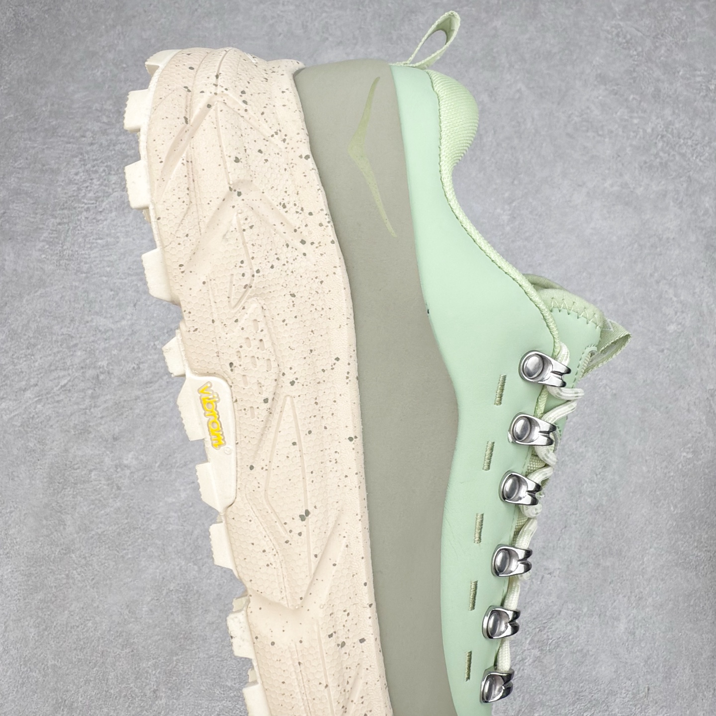 图片[6]-HOKA ONE ONE Tor Summit TP 舒适百搭防滑耐磨低帮跑步鞋 HOKA ONE ONE是来自美国的跑步鞋知名品牌，创立于2009年，始终致力于为所有跑者提供更新、更好的跑步装备。相比常规跑鞋，HOKA ONE ONE特别研发使用性能独特的几何形跑鞋中底，此种鞋底更厚、更高、回弹性也更好，除了卓越的缓冲性能，它还能为各种阶段的跑者带来更具动感、更加稳定的跑步体验。HOKAONE ONE从设计之初就清楚意识到，要保证跑者步幅的均匀一致，双脚自然而然的运动至关重要。实拍调校N版已经零色差零失真 百分百还原实物色彩所见即所得 不存在货不对板色差等低级问题 选购参考实物拍摄 不混卖不参货 只用心做好货严格选品 承诺混一赔十 尺码：36 36.5 37.5 38 38.5 39 40 40.5 41 42 42.5 43 44 44.5 45-选品中心