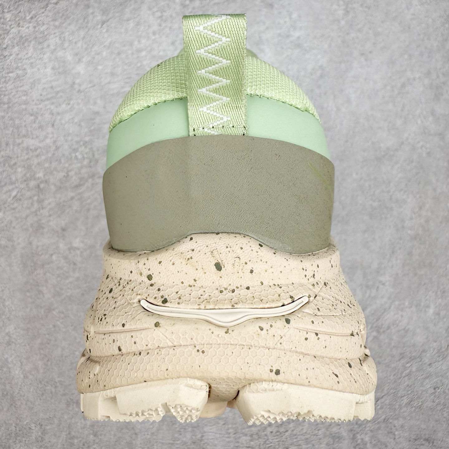 图片[8]-HOKA ONE ONE Tor Summit TP 舒适百搭防滑耐磨低帮跑步鞋 HOKA ONE ONE是来自美国的跑步鞋知名品牌，创立于2009年，始终致力于为所有跑者提供更新、更好的跑步装备。相比常规跑鞋，HOKA ONE ONE特别研发使用性能独特的几何形跑鞋中底，此种鞋底更厚、更高、回弹性也更好，除了卓越的缓冲性能，它还能为各种阶段的跑者带来更具动感、更加稳定的跑步体验。HOKAONE ONE从设计之初就清楚意识到，要保证跑者步幅的均匀一致，双脚自然而然的运动至关重要。实拍调校N版已经零色差零失真 百分百还原实物色彩所见即所得 不存在货不对板色差等低级问题 选购参考实物拍摄 不混卖不参货 只用心做好货严格选品 承诺混一赔十 尺码：36 36.5 37.5 38 38.5 39 40 40.5 41 42 42.5 43 44 44.5 45-选品中心