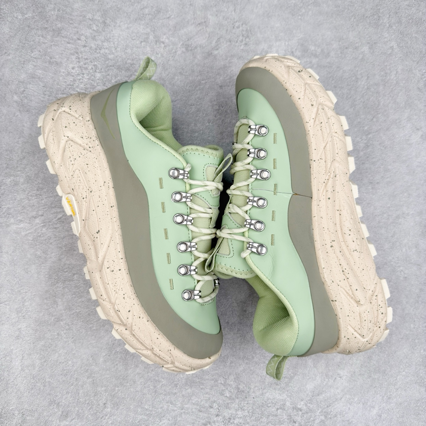 图片[3]-HOKA ONE ONE Tor Summit TP 舒适百搭防滑耐磨低帮跑步鞋 HOKA ONE ONE是来自美国的跑步鞋知名品牌，创立于2009年，始终致力于为所有跑者提供更新、更好的跑步装备。相比常规跑鞋，HOKA ONE ONE特别研发使用性能独特的几何形跑鞋中底，此种鞋底更厚、更高、回弹性也更好，除了卓越的缓冲性能，它还能为各种阶段的跑者带来更具动感、更加稳定的跑步体验。HOKAONE ONE从设计之初就清楚意识到，要保证跑者步幅的均匀一致，双脚自然而然的运动至关重要。实拍调校N版已经零色差零失真 百分百还原实物色彩所见即所得 不存在货不对板色差等低级问题 选购参考实物拍摄 不混卖不参货 只用心做好货严格选品 承诺混一赔十 尺码：36 36.5 37.5 38 38.5 39 40 40.5 41 42 42.5 43 44 44.5 45-选品中心