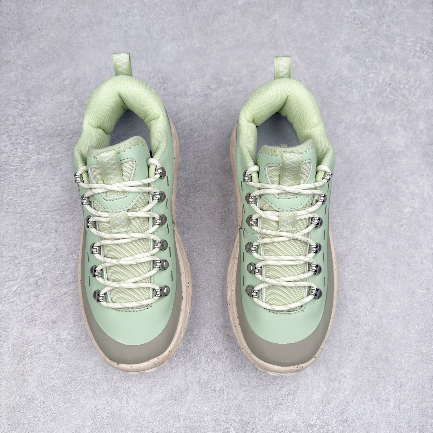 图片[2]-HOKA ONE ONE Tor Summit TP 舒适百搭防滑耐磨低帮跑步鞋 HOKA ONE ONE是来自美国的跑步鞋知名品牌，创立于2009年，始终致力于为所有跑者提供更新、更好的跑步装备。相比常规跑鞋，HOKA ONE ONE特别研发使用性能独特的几何形跑鞋中底，此种鞋底更厚、更高、回弹性也更好，除了卓越的缓冲性能，它还能为各种阶段的跑者带来更具动感、更加稳定的跑步体验。HOKAONE ONE从设计之初就清楚意识到，要保证跑者步幅的均匀一致，双脚自然而然的运动至关重要。实拍调校N版已经零色差零失真 百分百还原实物色彩所见即所得 不存在货不对板色差等低级问题 选购参考实物拍摄 不混卖不参货 只用心做好货严格选品 承诺混一赔十 尺码：36 36.5 37.5 38 38.5 39 40 40.5 41 42 42.5 43 44 44.5 45-选品中心