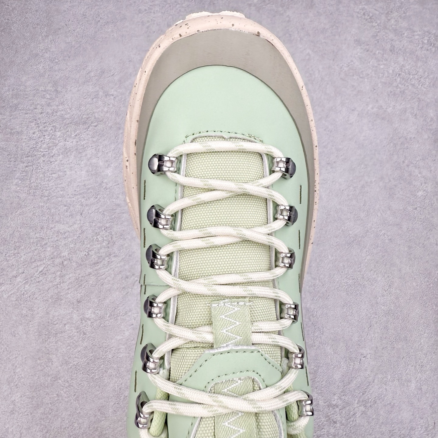 图片[4]-HOKA ONE ONE Tor Summit TP 舒适百搭防滑耐磨低帮跑步鞋 HOKA ONE ONE是来自美国的跑步鞋知名品牌，创立于2009年，始终致力于为所有跑者提供更新、更好的跑步装备。相比常规跑鞋，HOKA ONE ONE特别研发使用性能独特的几何形跑鞋中底，此种鞋底更厚、更高、回弹性也更好，除了卓越的缓冲性能，它还能为各种阶段的跑者带来更具动感、更加稳定的跑步体验。HOKAONE ONE从设计之初就清楚意识到，要保证跑者步幅的均匀一致，双脚自然而然的运动至关重要。实拍调校N版已经零色差零失真 百分百还原实物色彩所见即所得 不存在货不对板色差等低级问题 选购参考实物拍摄 不混卖不参货 只用心做好货严格选品 承诺混一赔十 尺码：36 36.5 37.5 38 38.5 39 40 40.5 41 42 42.5 43 44 44.5 45-选品中心