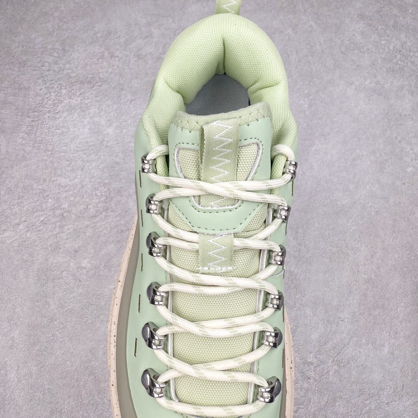 图片[5]-HOKA ONE ONE Tor Summit TP 舒适百搭防滑耐磨低帮跑步鞋 HOKA ONE ONE是来自美国的跑步鞋知名品牌，创立于2009年，始终致力于为所有跑者提供更新、更好的跑步装备。相比常规跑鞋，HOKA ONE ONE特别研发使用性能独特的几何形跑鞋中底，此种鞋底更厚、更高、回弹性也更好，除了卓越的缓冲性能，它还能为各种阶段的跑者带来更具动感、更加稳定的跑步体验。HOKAONE ONE从设计之初就清楚意识到，要保证跑者步幅的均匀一致，双脚自然而然的运动至关重要。实拍调校N版已经零色差零失真 百分百还原实物色彩所见即所得 不存在货不对板色差等低级问题 选购参考实物拍摄 不混卖不参货 只用心做好货严格选品 承诺混一赔十 尺码：36 36.5 37.5 38 38.5 39 40 40.5 41 42 42.5 43 44 44.5 45-选品中心