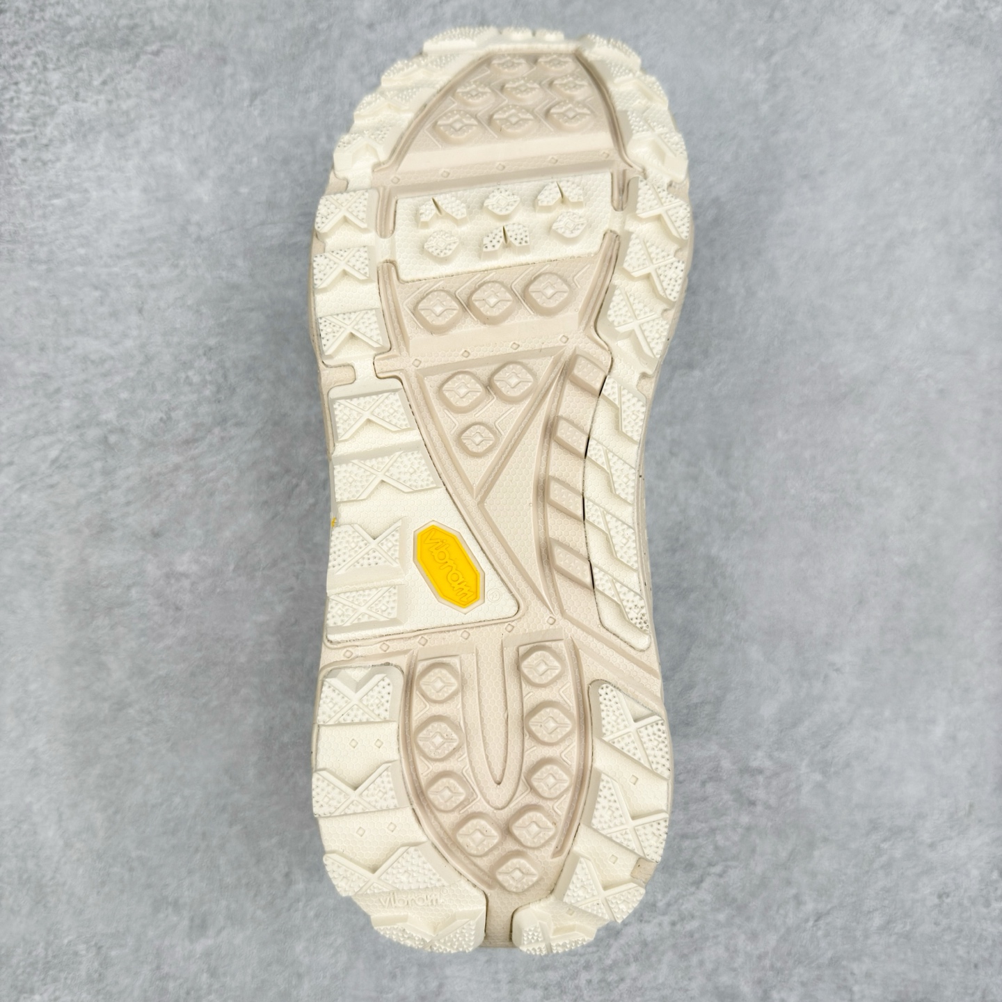 图片[9]-HOKA ONE ONE Tor Summit TP 舒适百搭防滑耐磨低帮跑步鞋 HOKA ONE ONE是来自美国的跑步鞋知名品牌，创立于2009年，始终致力于为所有跑者提供更新、更好的跑步装备。相比常规跑鞋，HOKA ONE ONE特别研发使用性能独特的几何形跑鞋中底，此种鞋底更厚、更高、回弹性也更好，除了卓越的缓冲性能，它还能为各种阶段的跑者带来更具动感、更加稳定的跑步体验。HOKAONE ONE从设计之初就清楚意识到，要保证跑者步幅的均匀一致，双脚自然而然的运动至关重要。实拍调校N版已经零色差零失真 百分百还原实物色彩所见即所得 不存在货不对板色差等低级问题 选购参考实物拍摄 不混卖不参货 只用心做好货严格选品 承诺混一赔十 尺码：36 36.5 37.5 38 38.5 39 40 40.5 41 42 42.5 43 44 44.5 45-选品中心